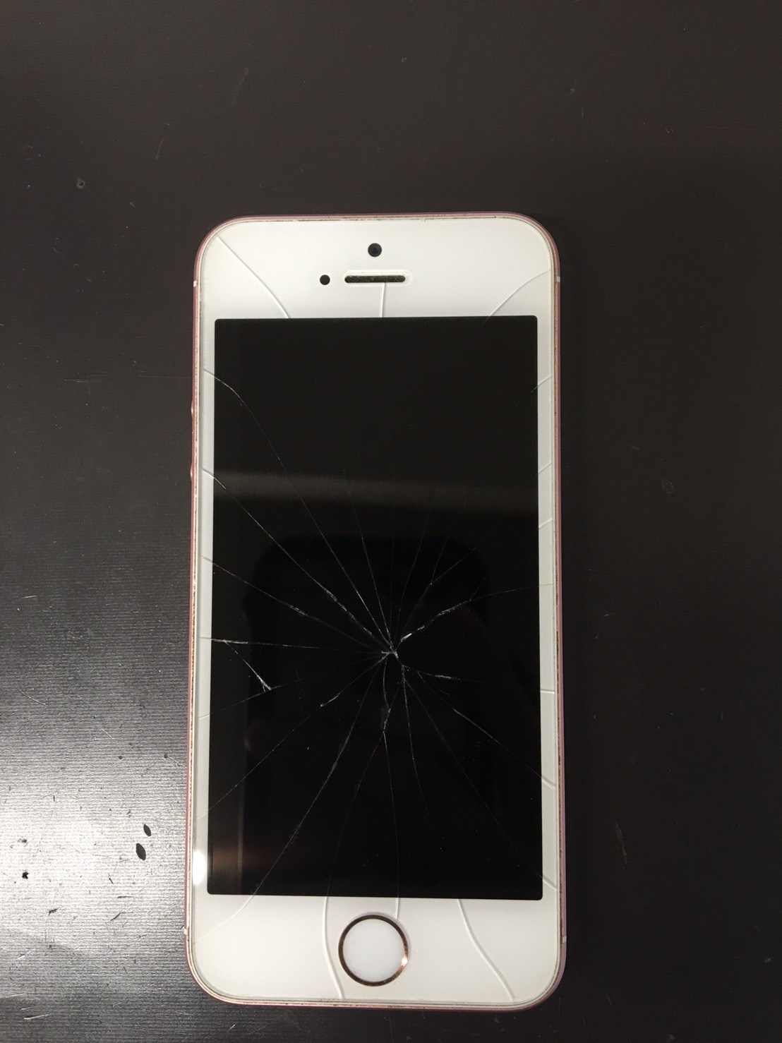 修理前：iPhoneSEの画面交換修理を行いました