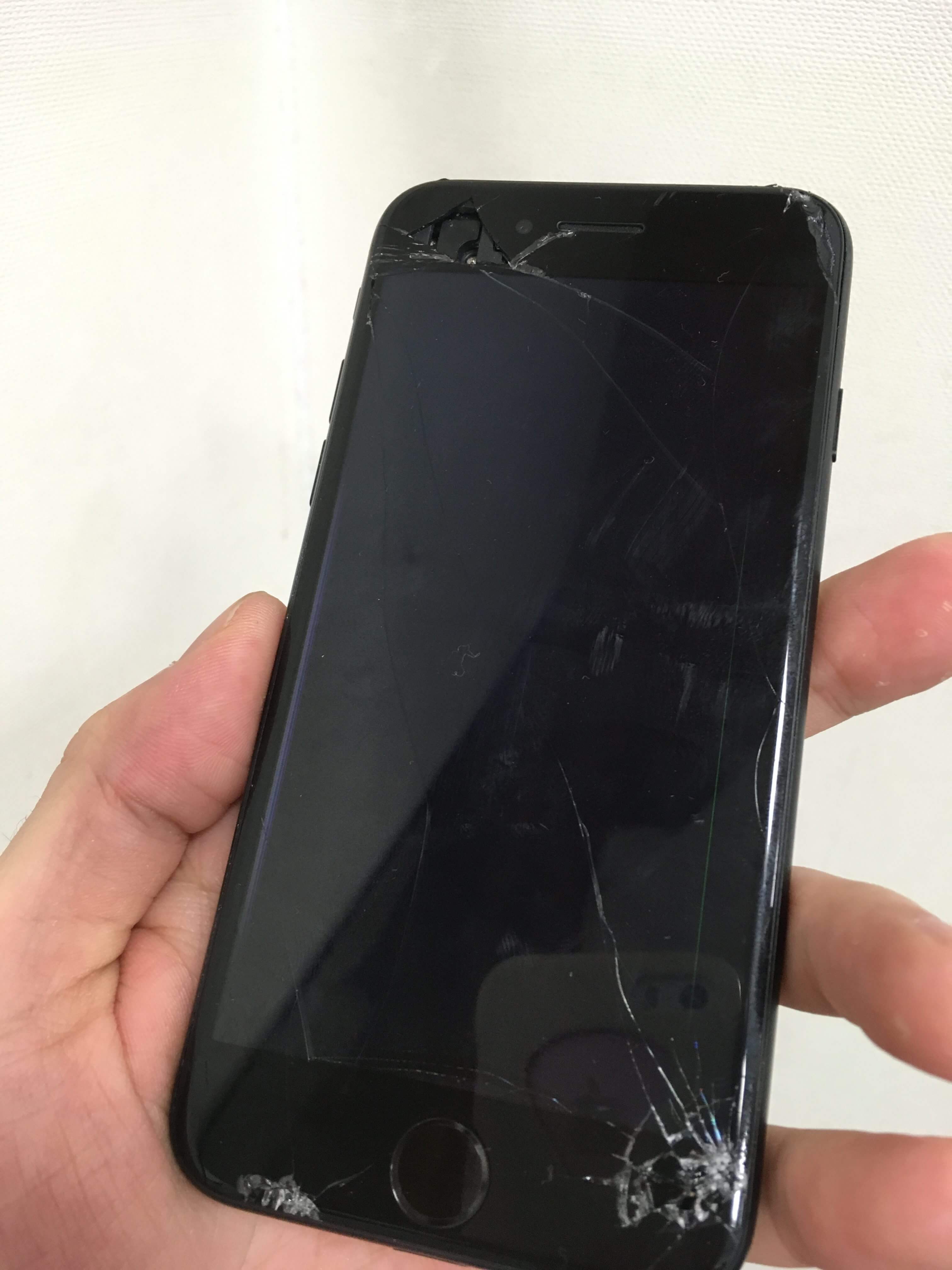 修理前：iPhone7の画面交換