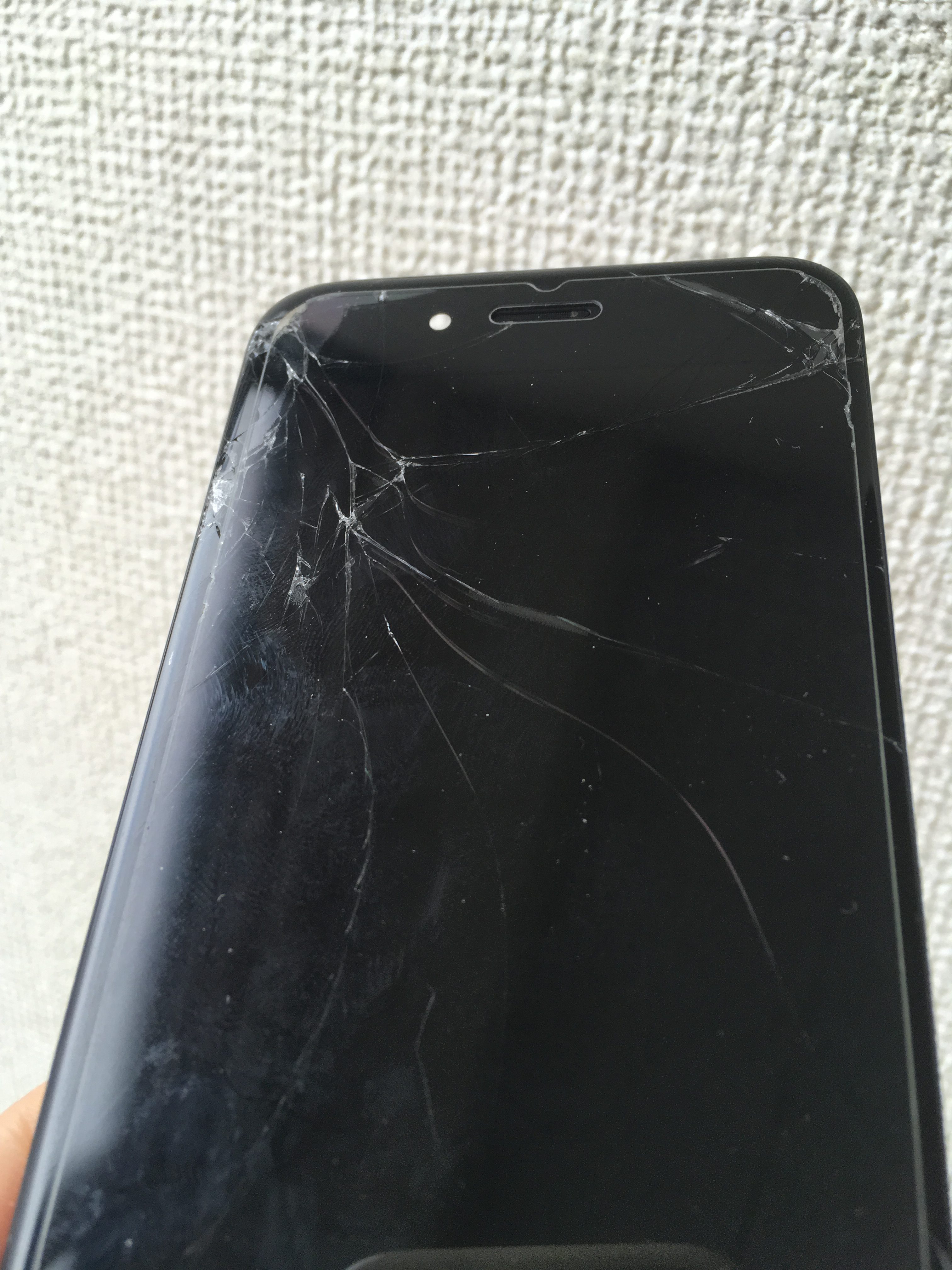 修理前：画面が割れてしまったiPhone6s