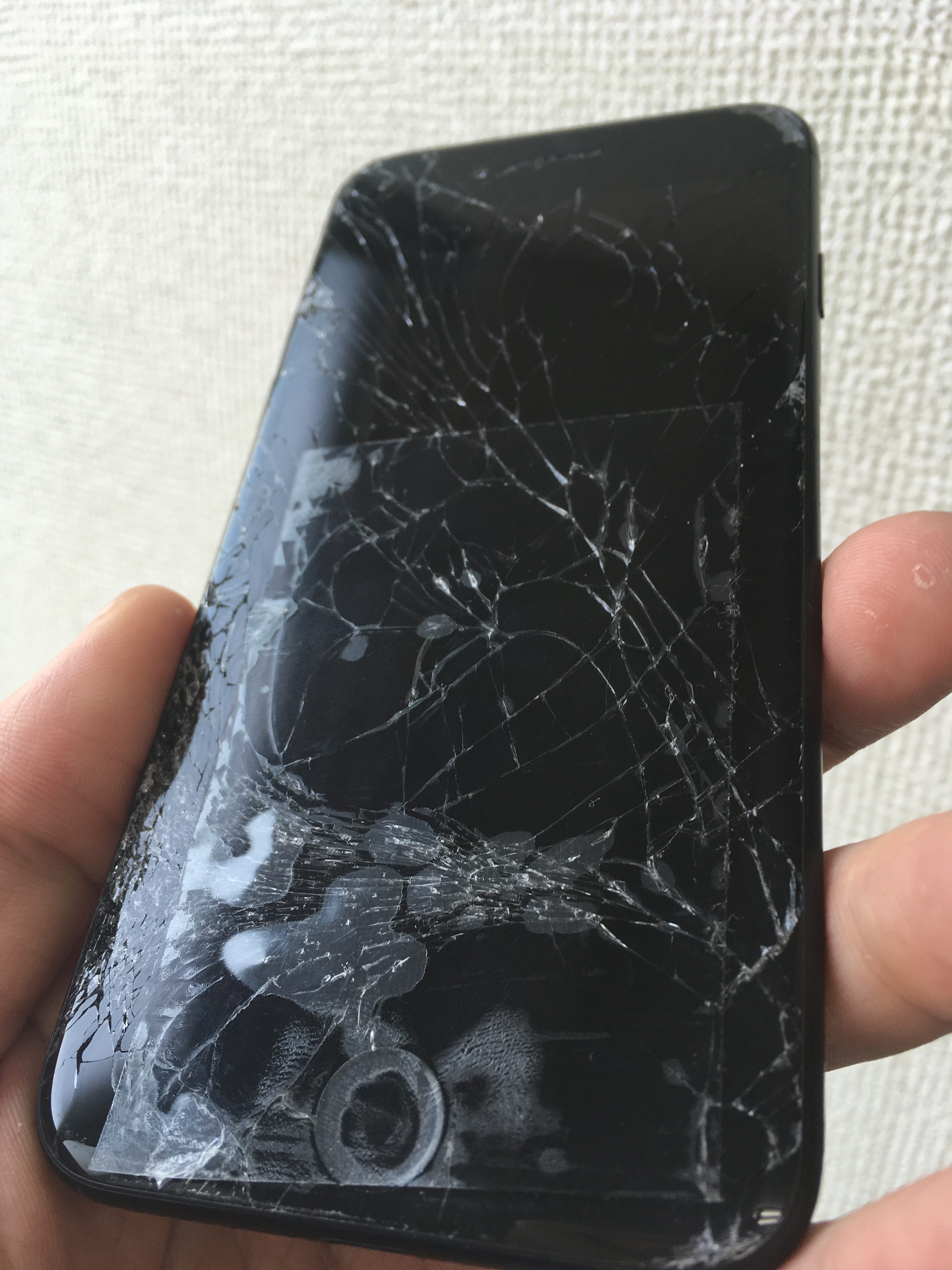 修理前：画面が衝撃によって映らなくなったiPhone7