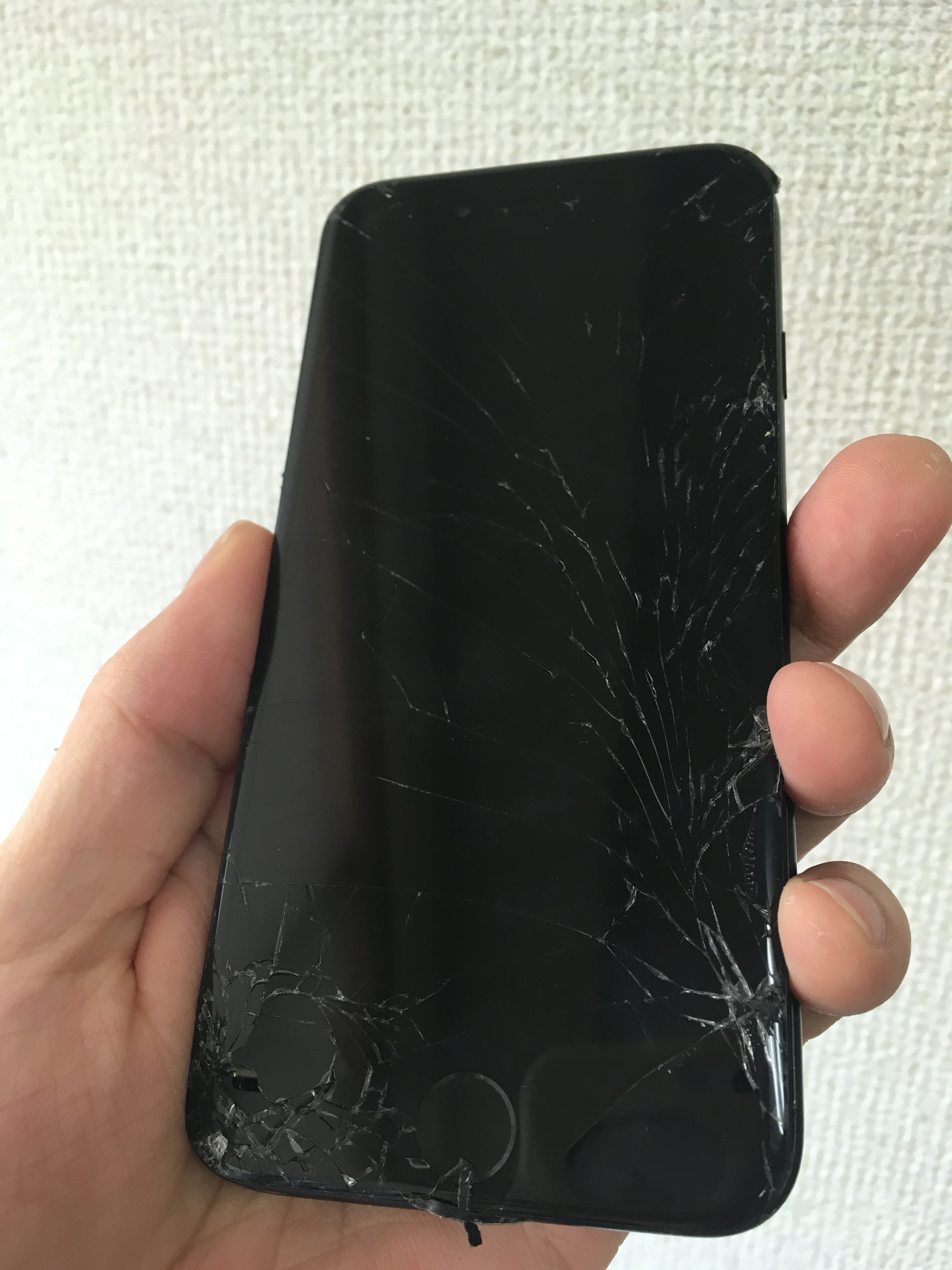 修理前：画面が真っ黒になったiPhone7