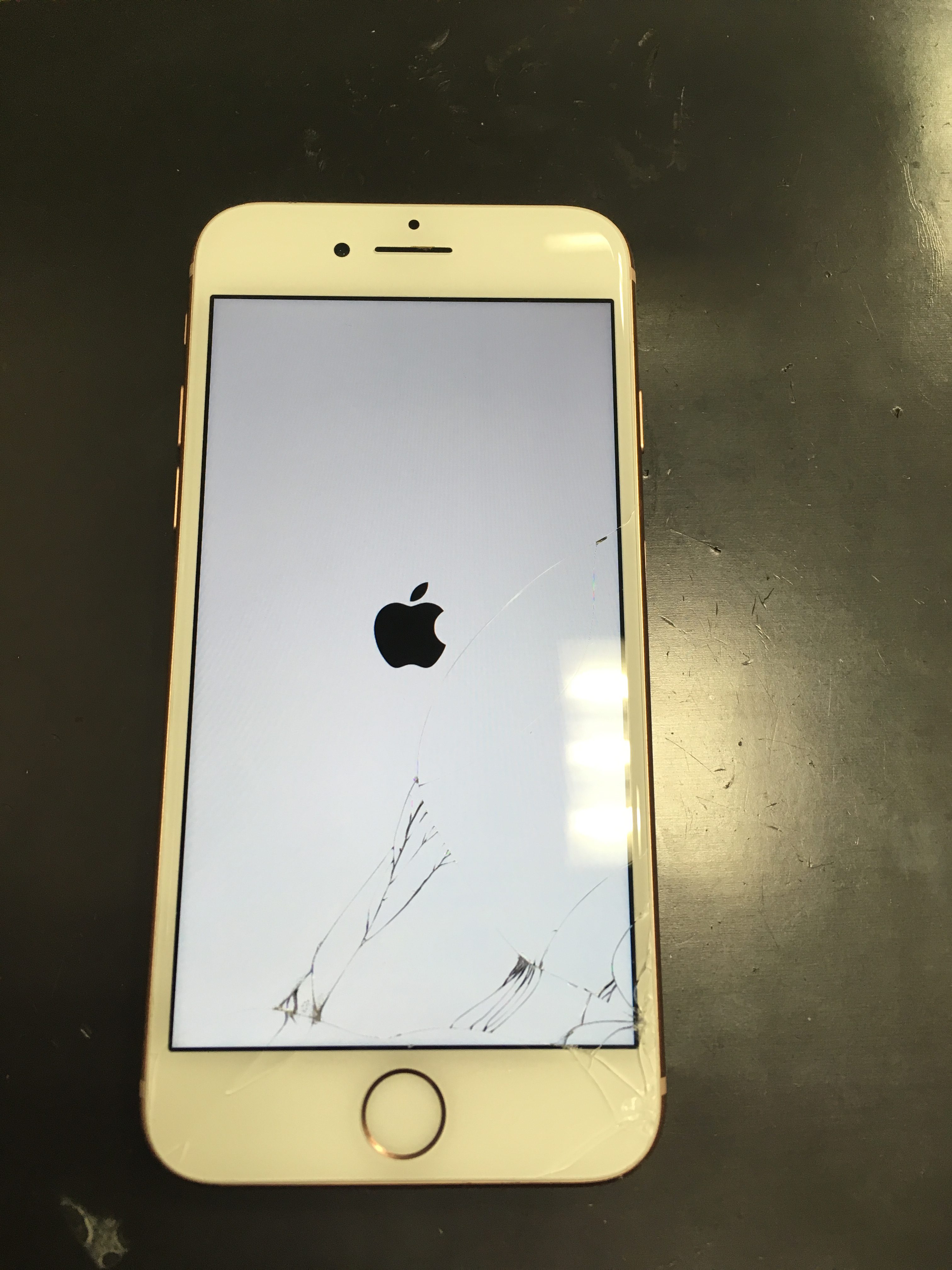 修理前：iPhone８の画面交換修理を行いました。
