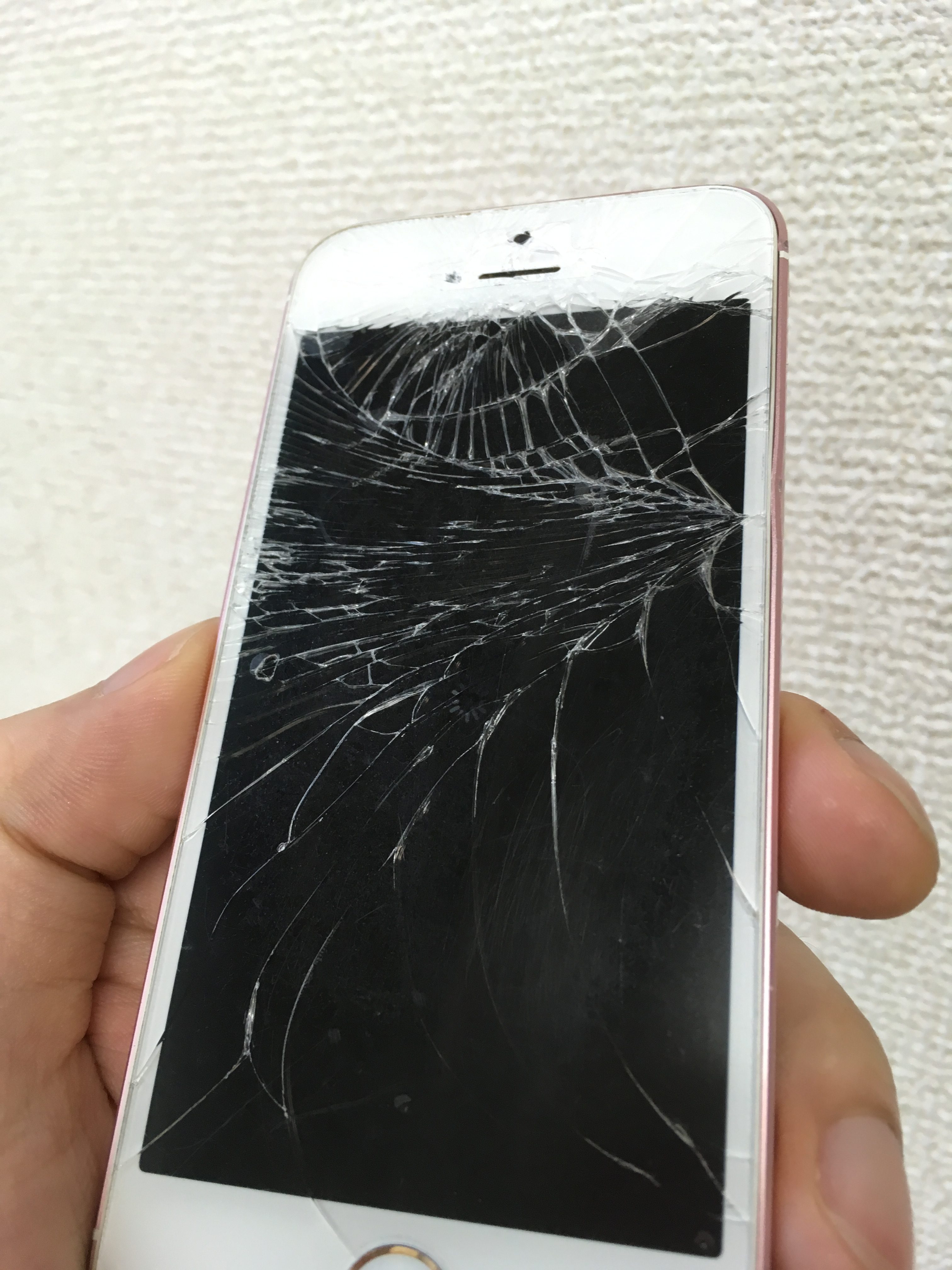 修理前：iPhoneを遠投により割ってしまった