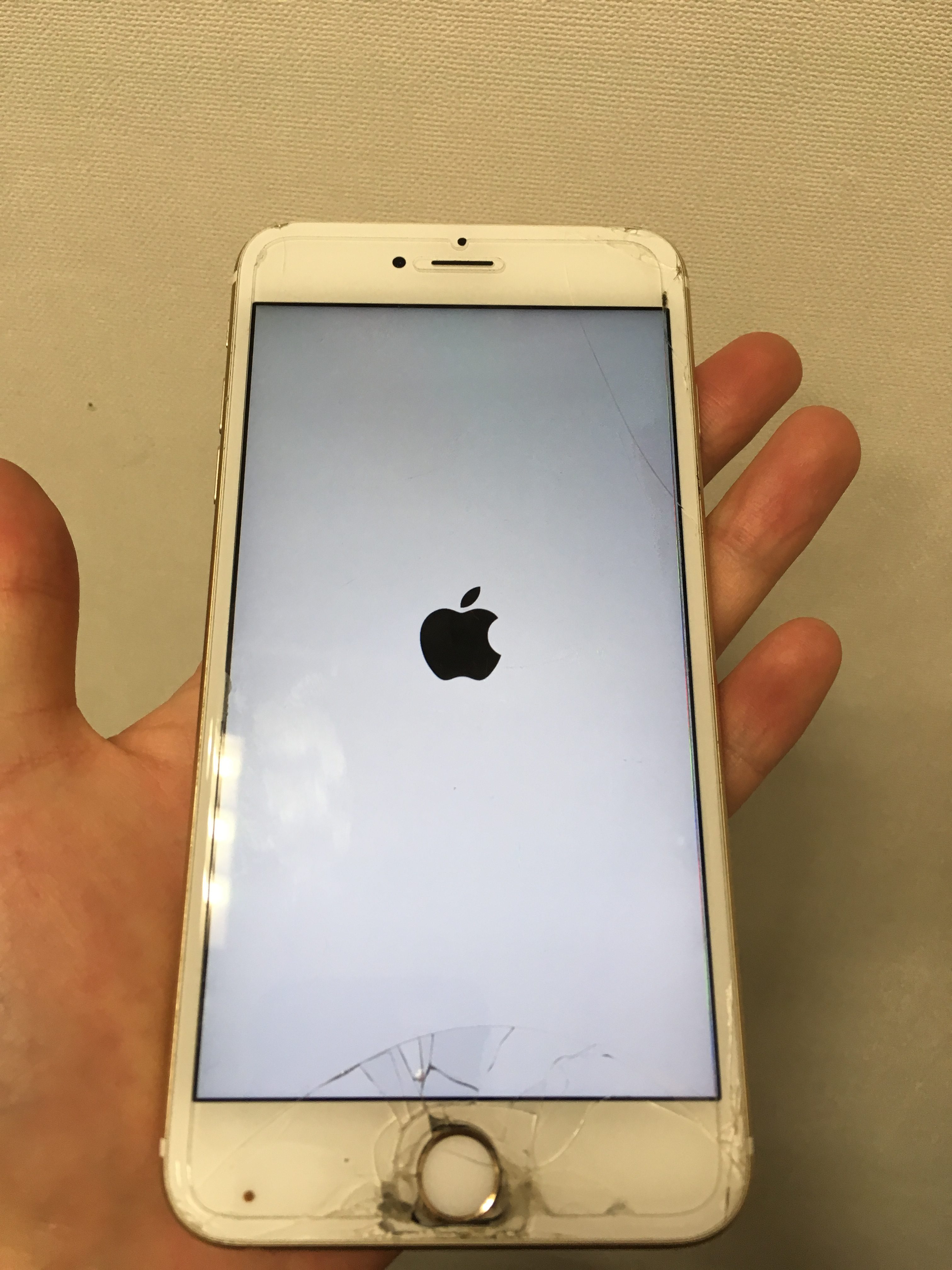 修理前：お子様がiPhone６Splusを、、、