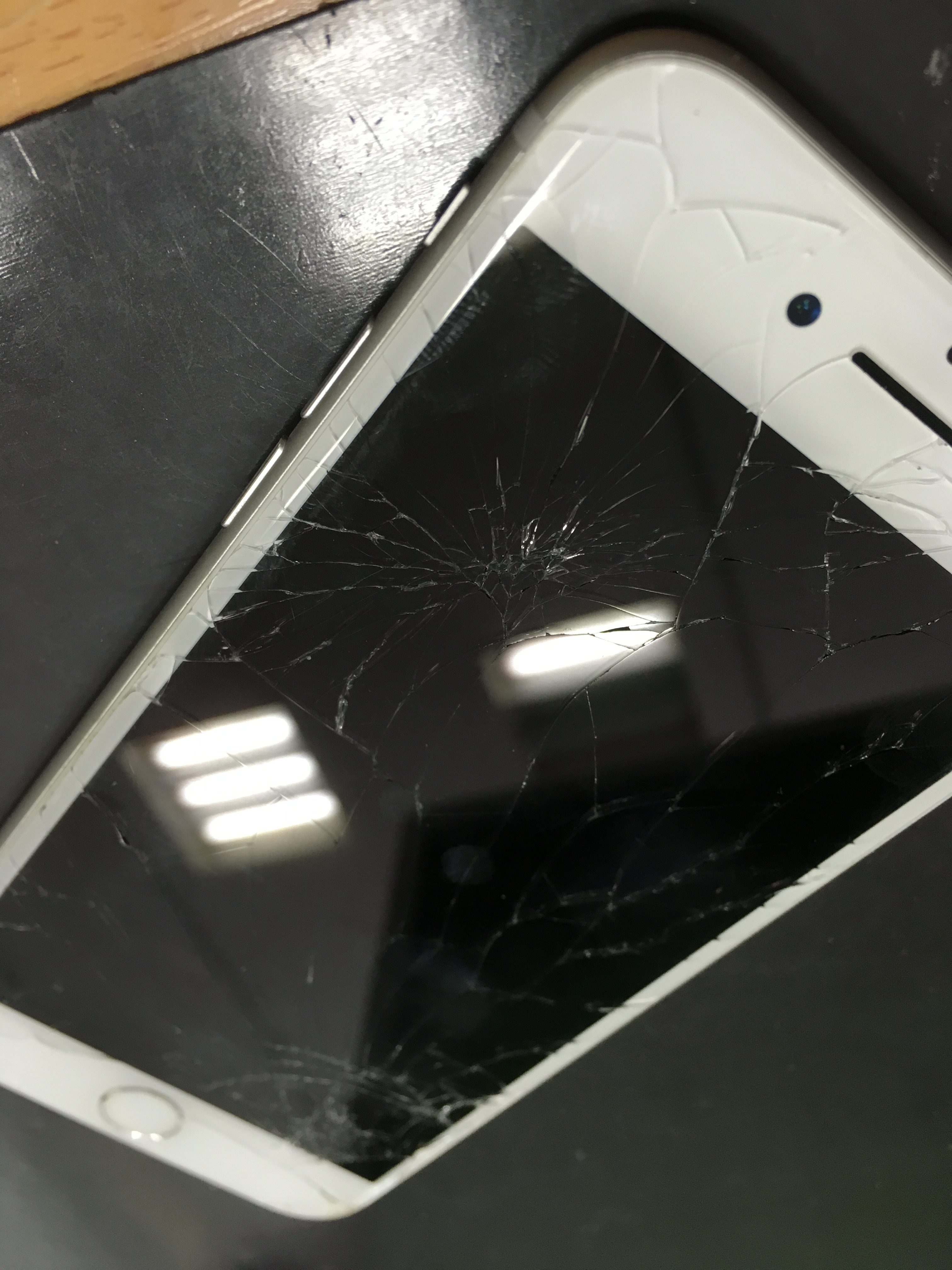 修理前：画面が割れてしまったiPhone７も３０分で綺麗にお返し！