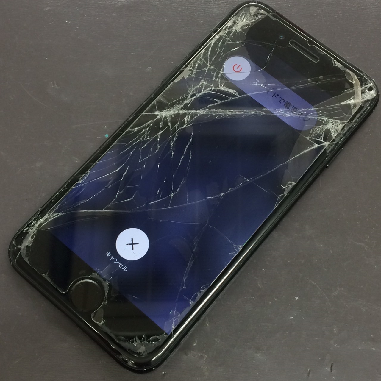 修理前：iPhone7のガラスと液晶の交換修理を行いました