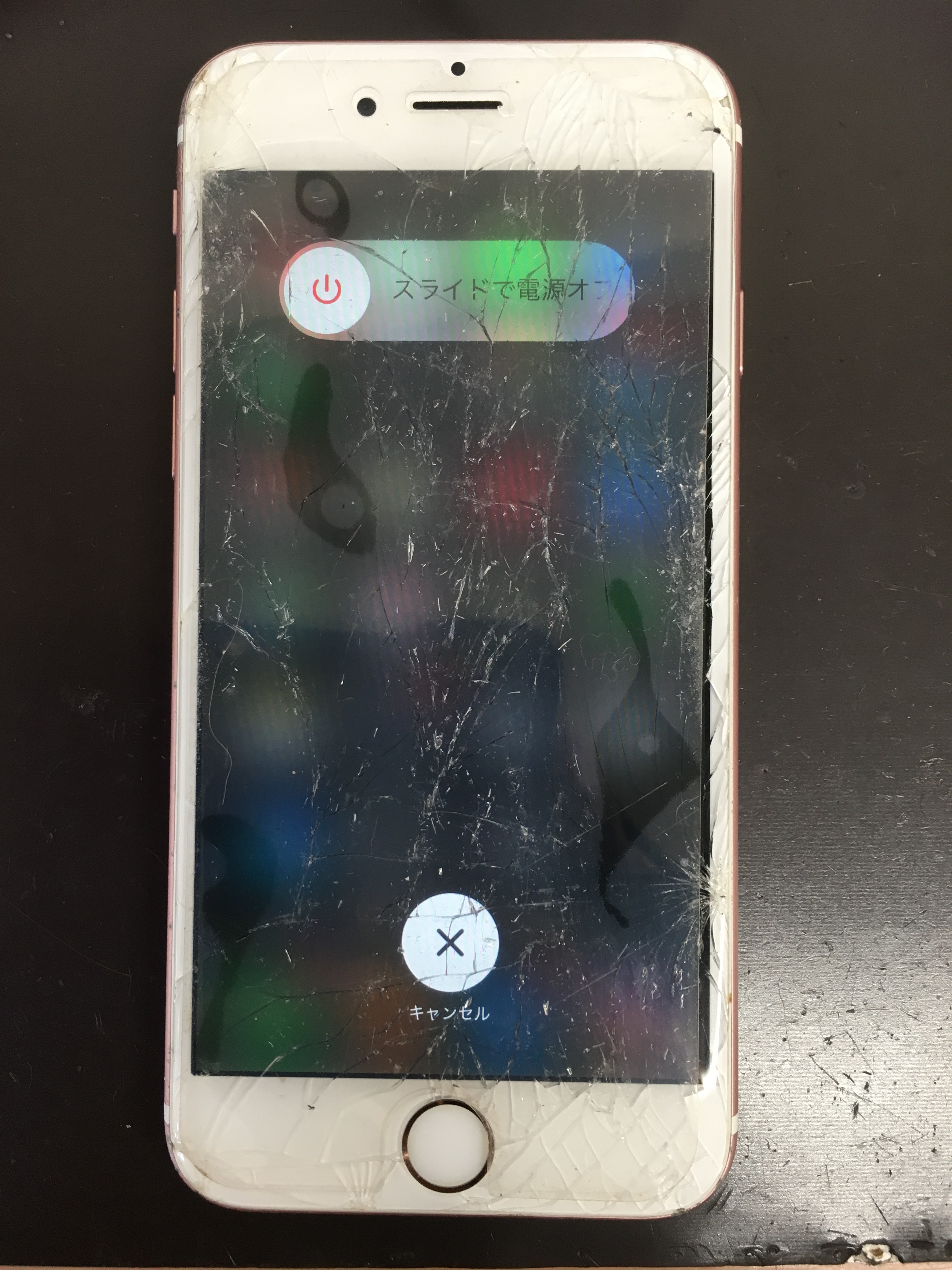 修理前：うっかり踏んで割れてしまったiPhone6s