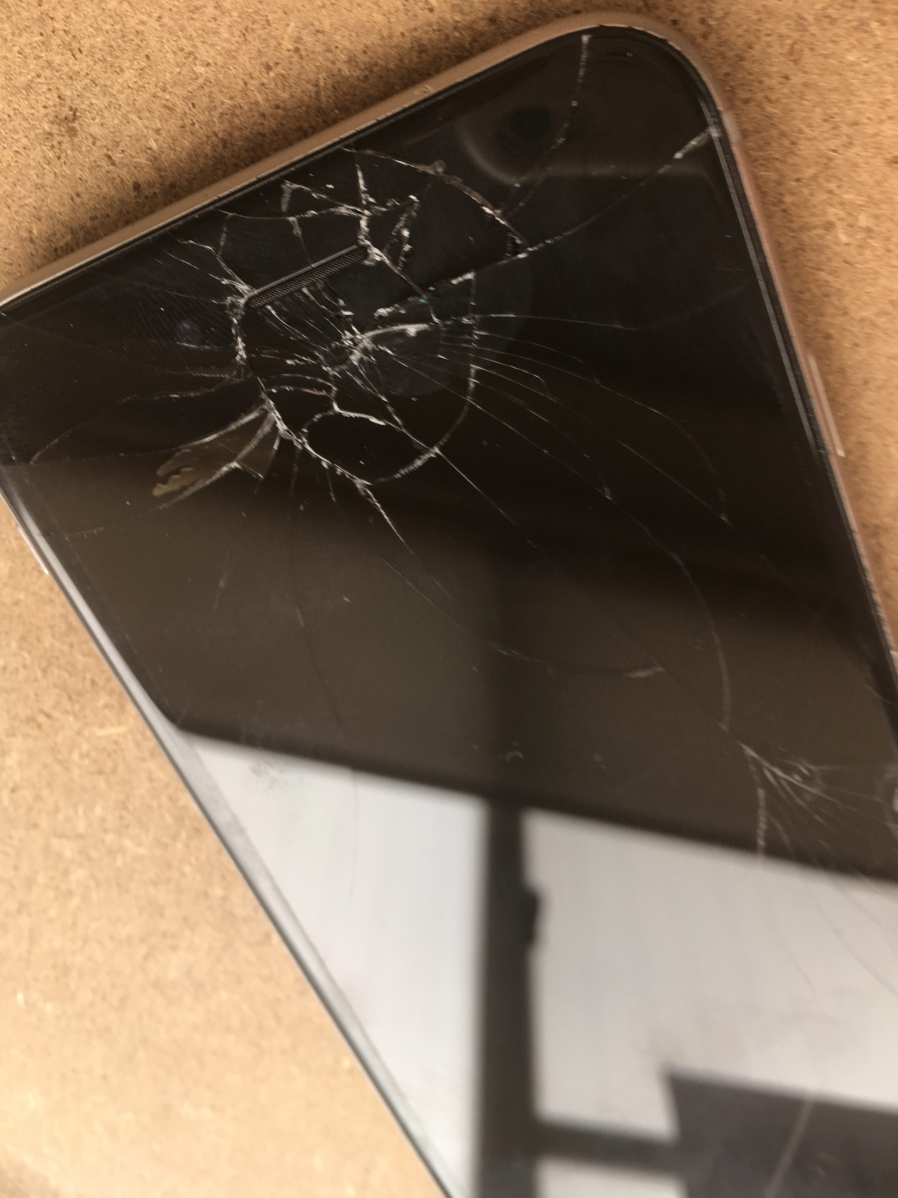 修理前：圧力をかけて割れてしまったiPhone6s