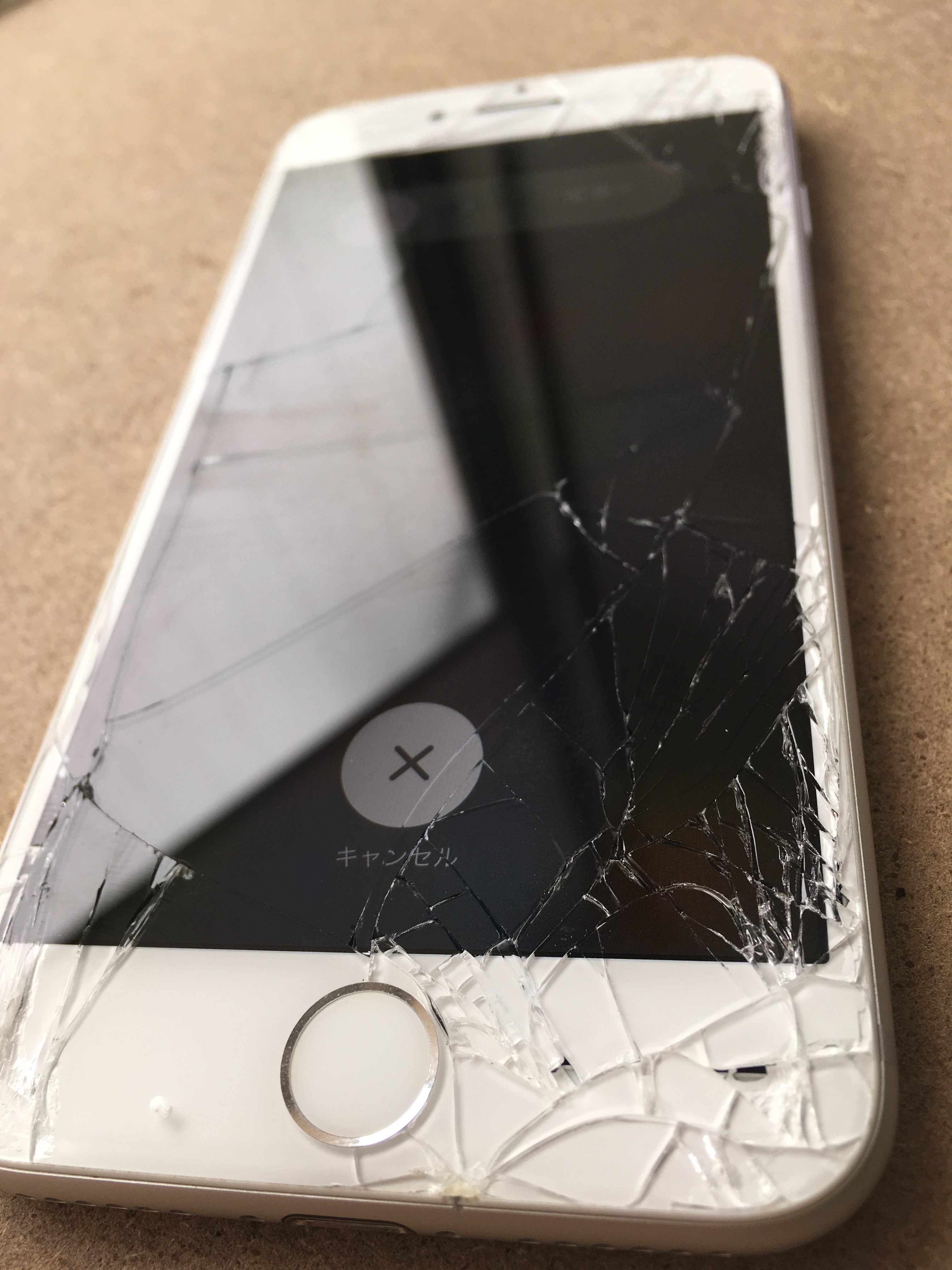 修理前：何度も落として割れてしまったiPhone7
