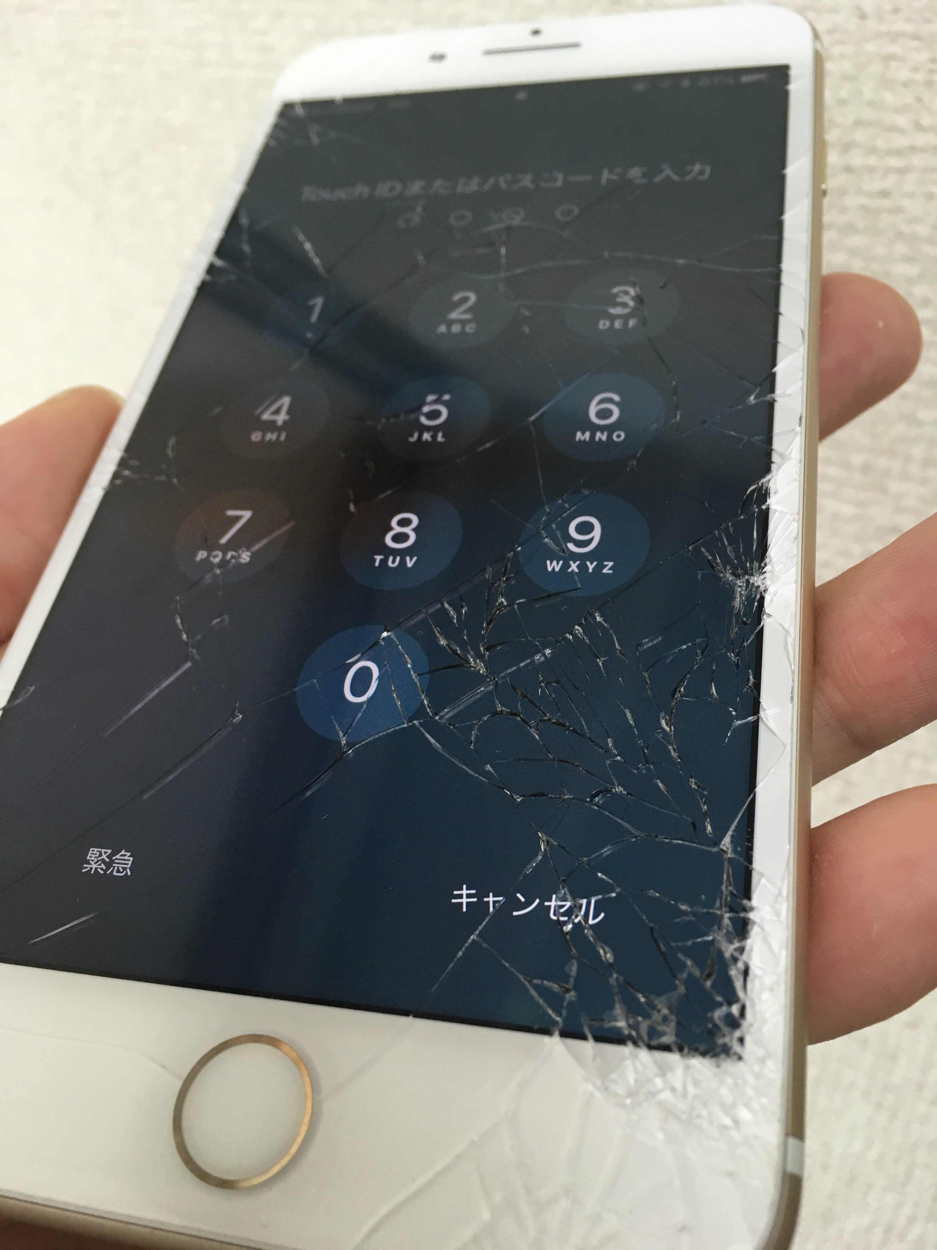 修理前：割れと変色あるiPhone7Plusの修理ご依頼