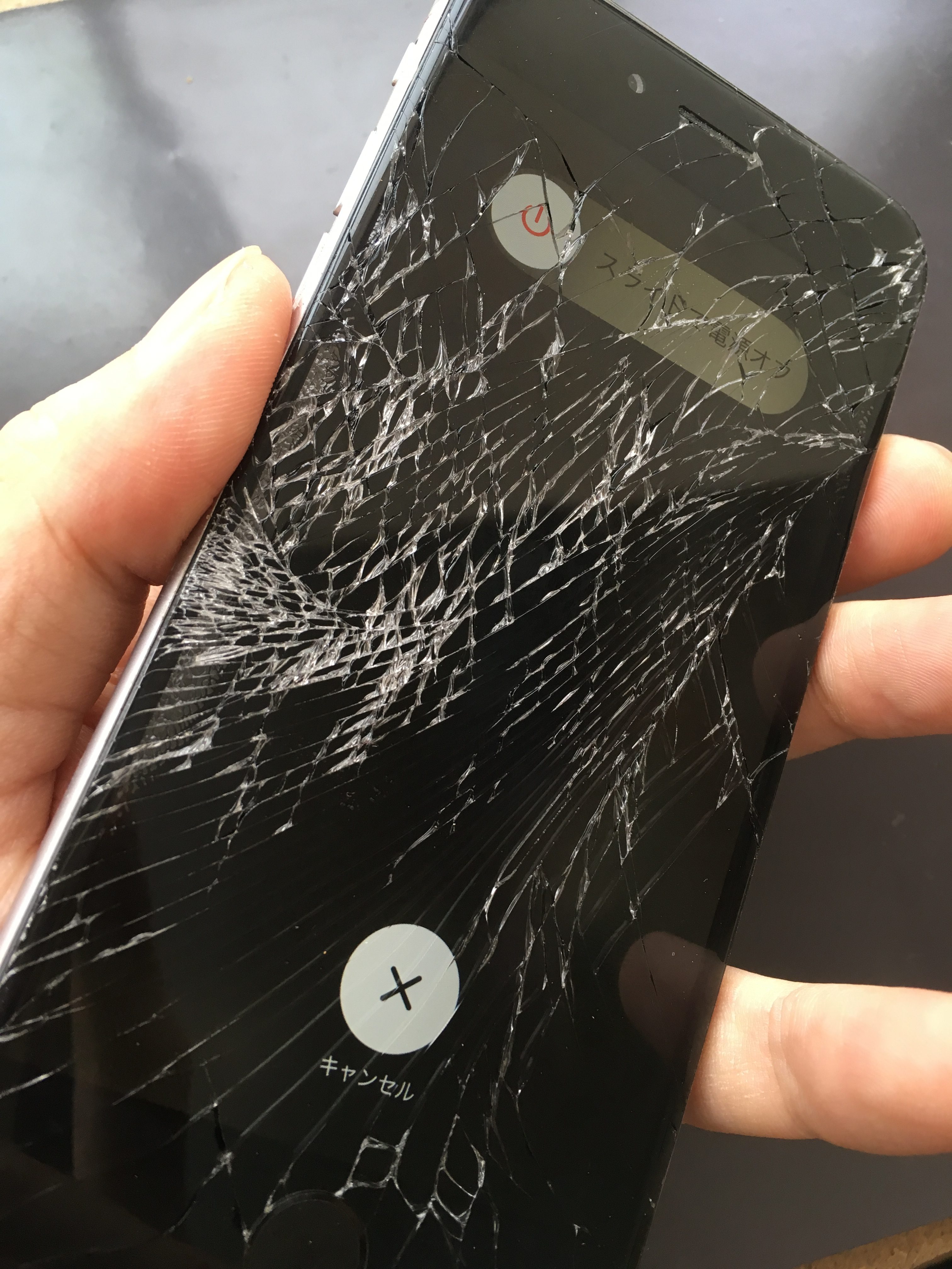 修理前：液晶も変色してしまったiPhone6