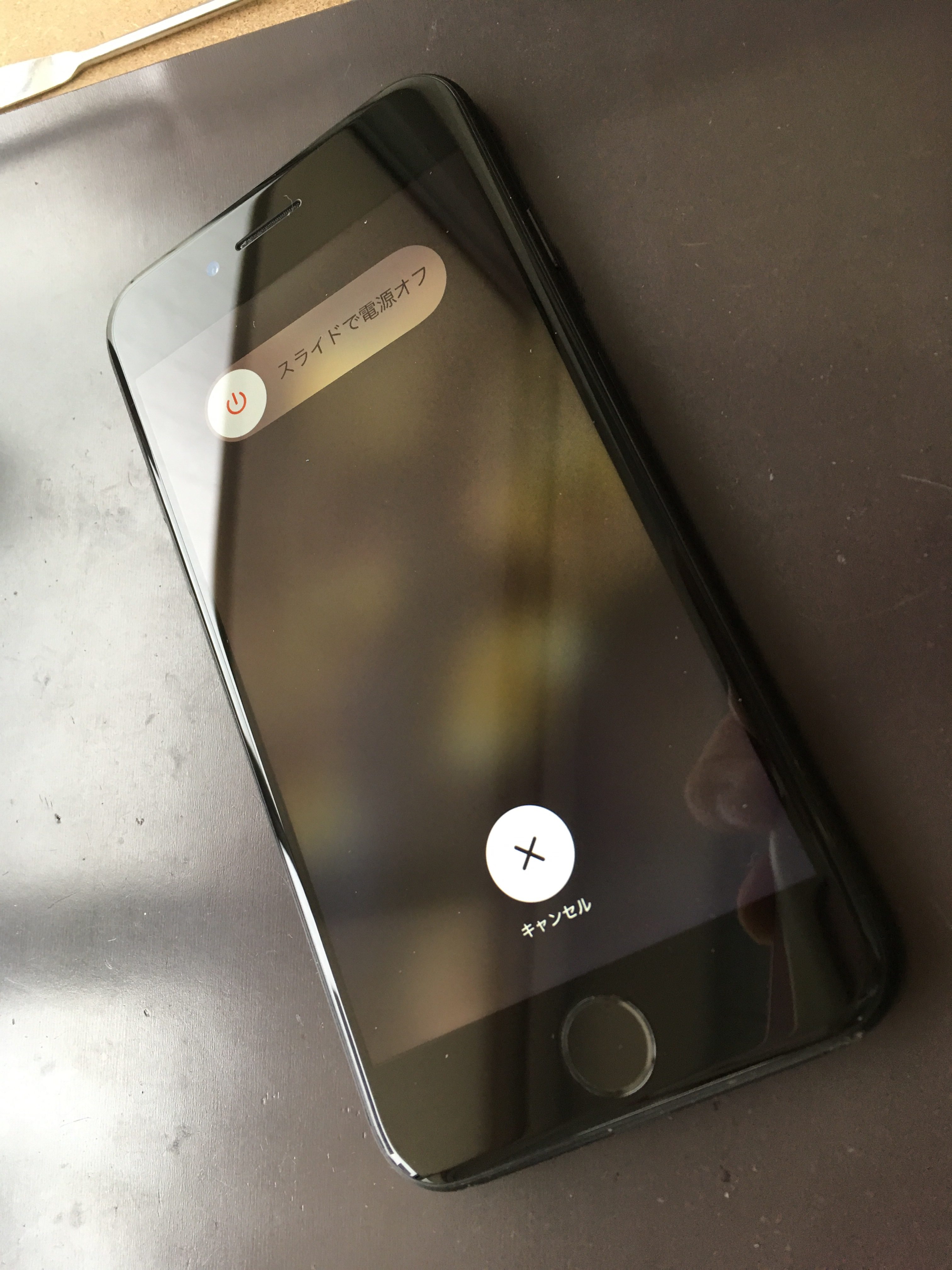 修理後：ガラスが割れて穴が開いたiPhone7