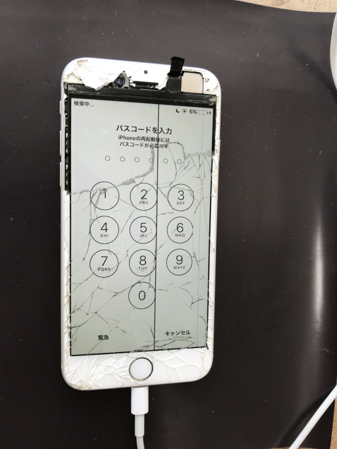 修理前：iPhone画面割れ重度破損も３０分でお返し！