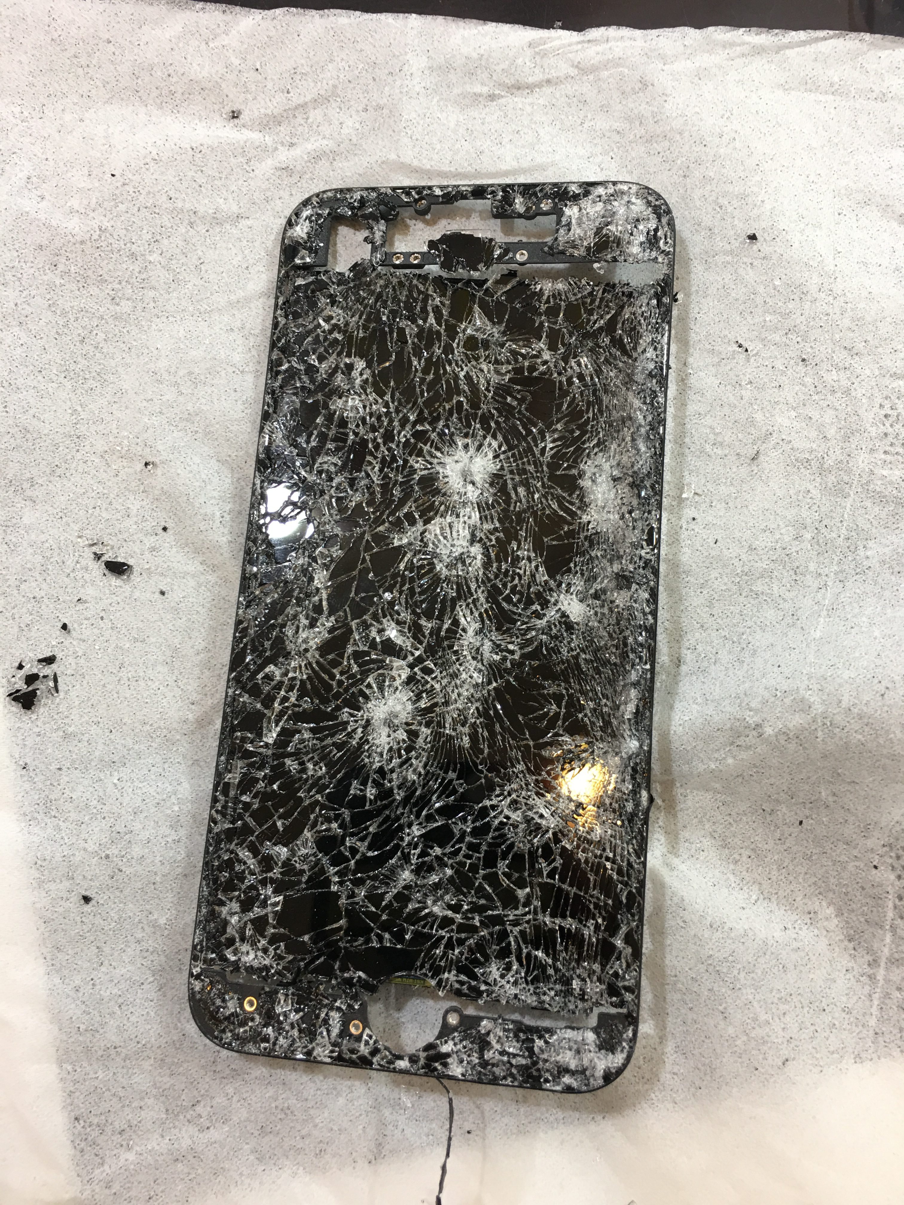 修理前：iPhone7の画面割れ交換
