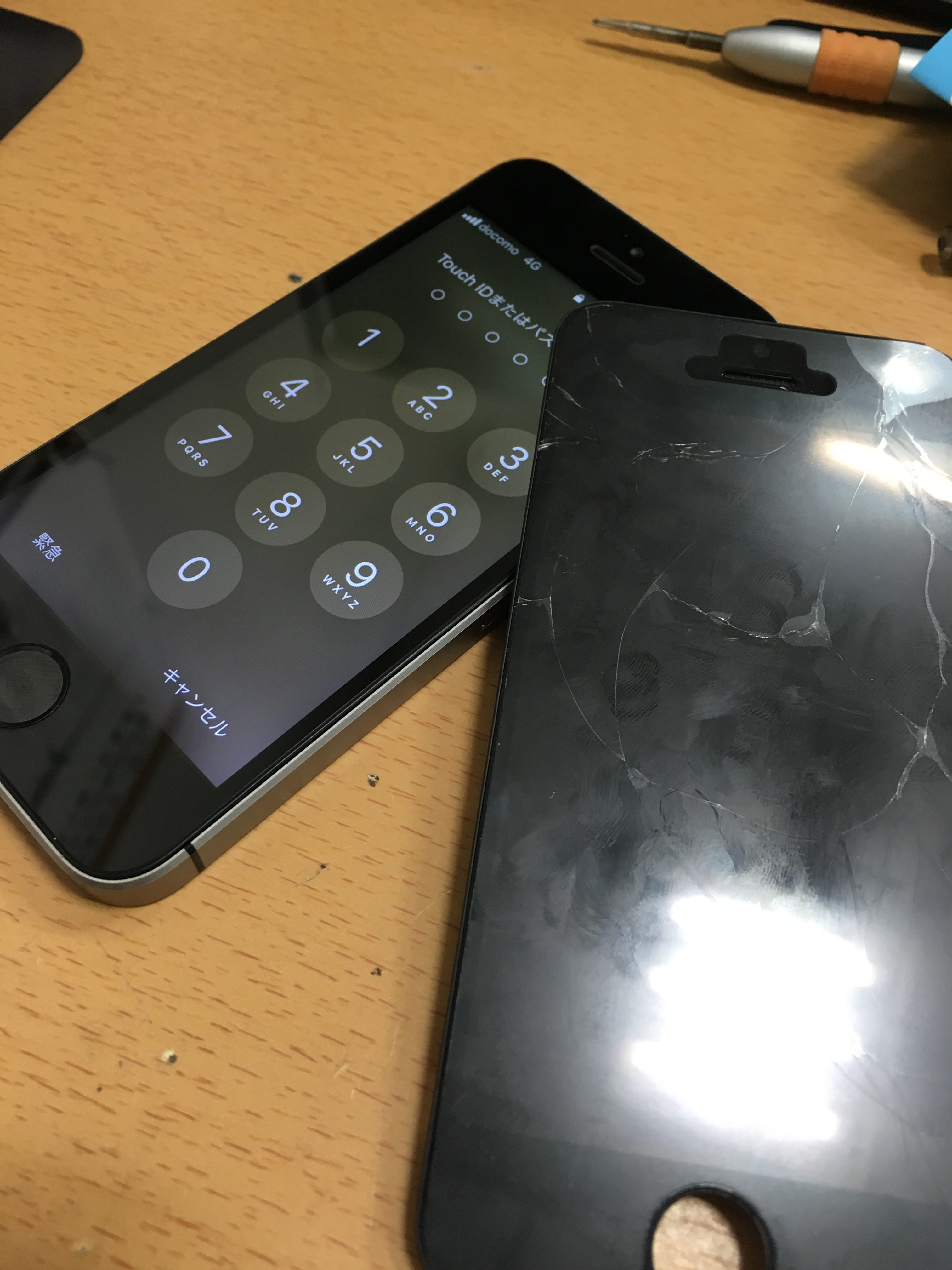 修理後：画面全体が割れてしまったiPhoneSEも30分で修理致しました。