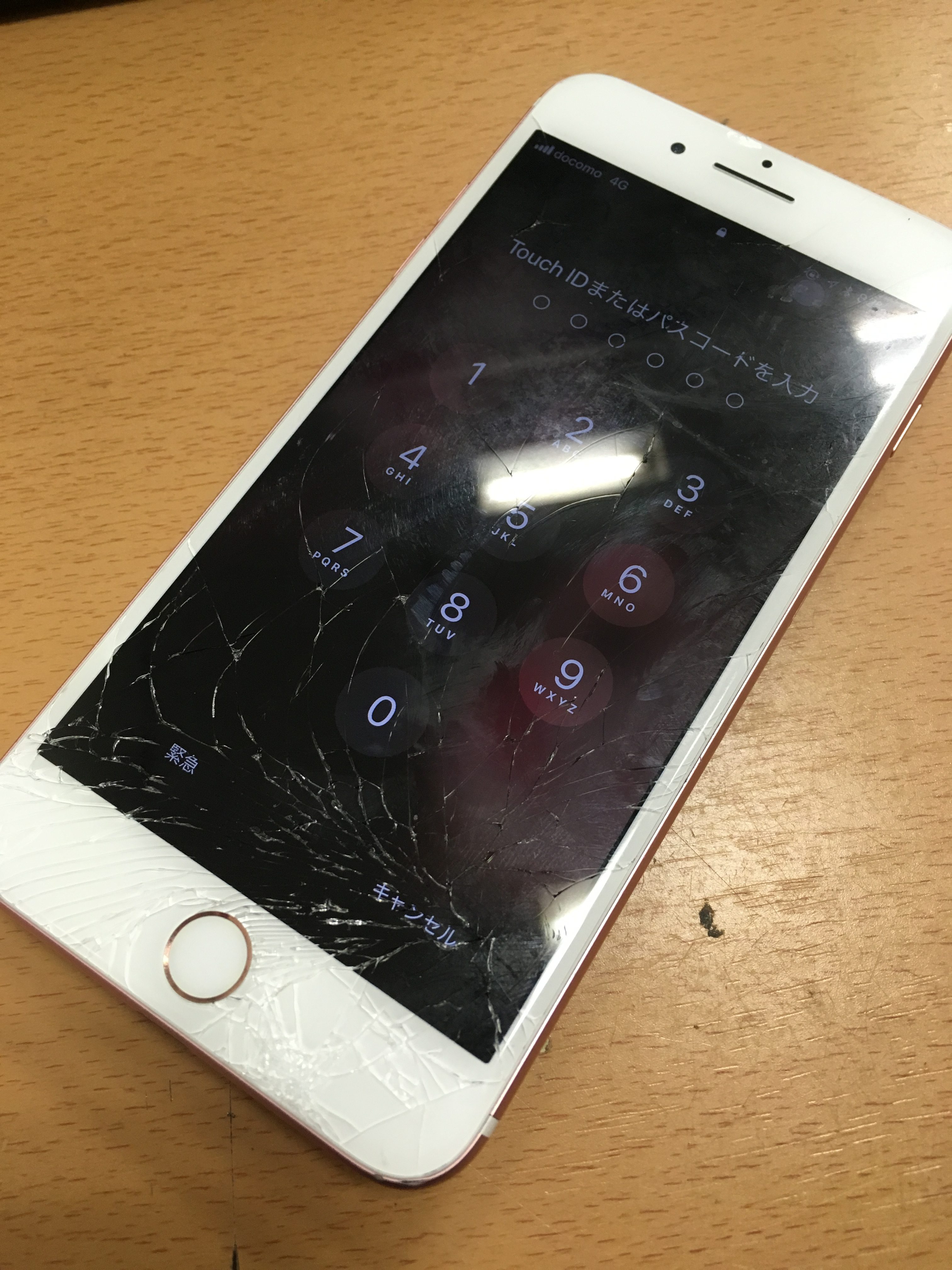 修理前：画面がバキバキになったiPhone７plusの画面修理しました！