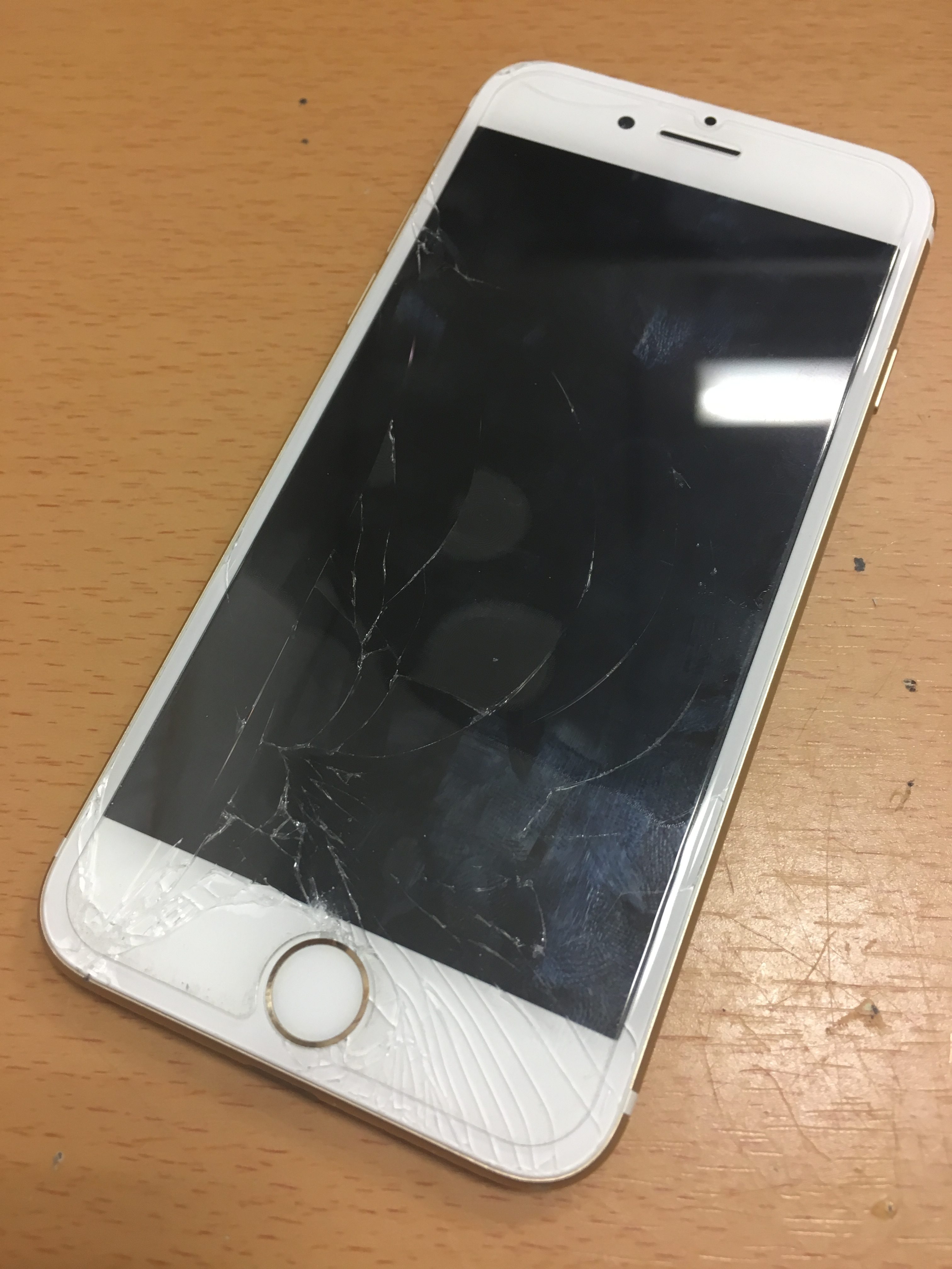 修理前：画面が割れてしまったiPhone７も修理致します！