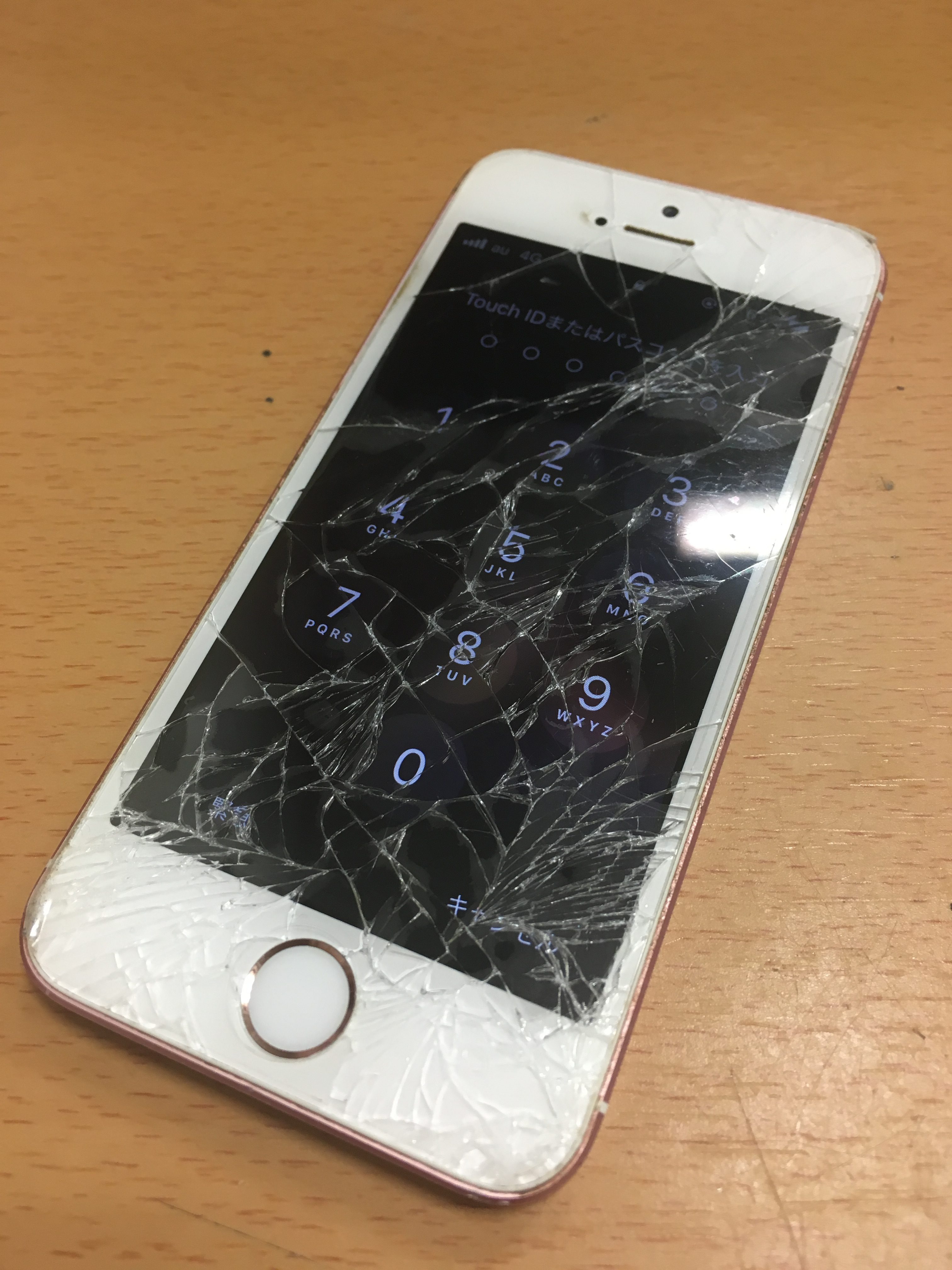 修理前：iPhoneSEの画面がバキバキに割れてしまってもデータそのまま即日修理致します！
