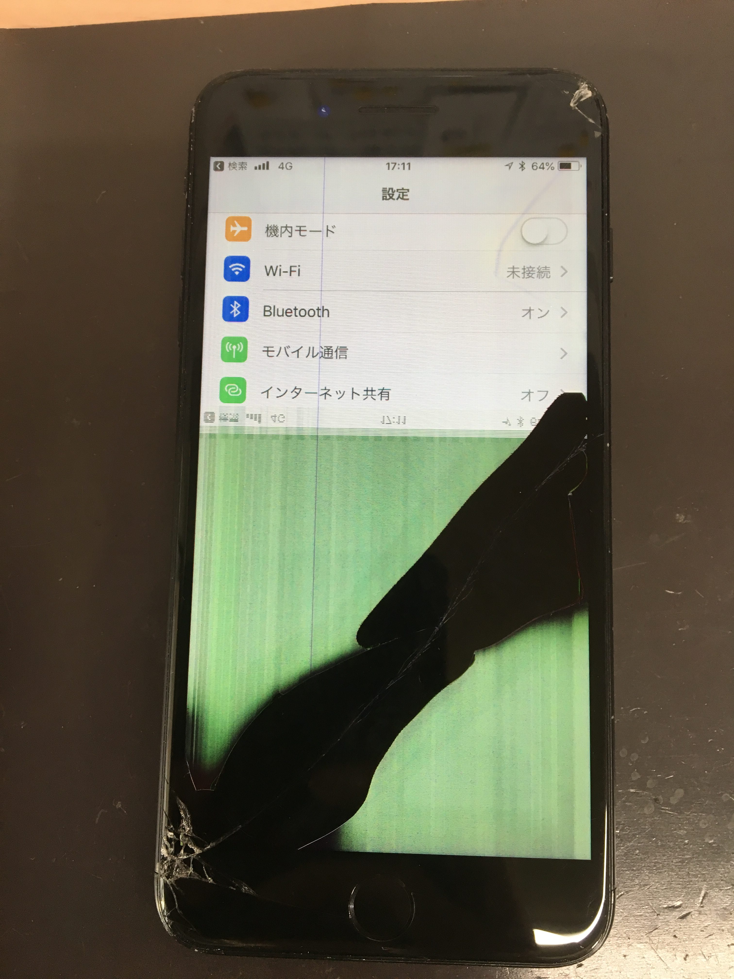 修理前：液晶表示も壊れてしまったiPhone7ガラス+液晶交換修理、当日40分でお返ししました！