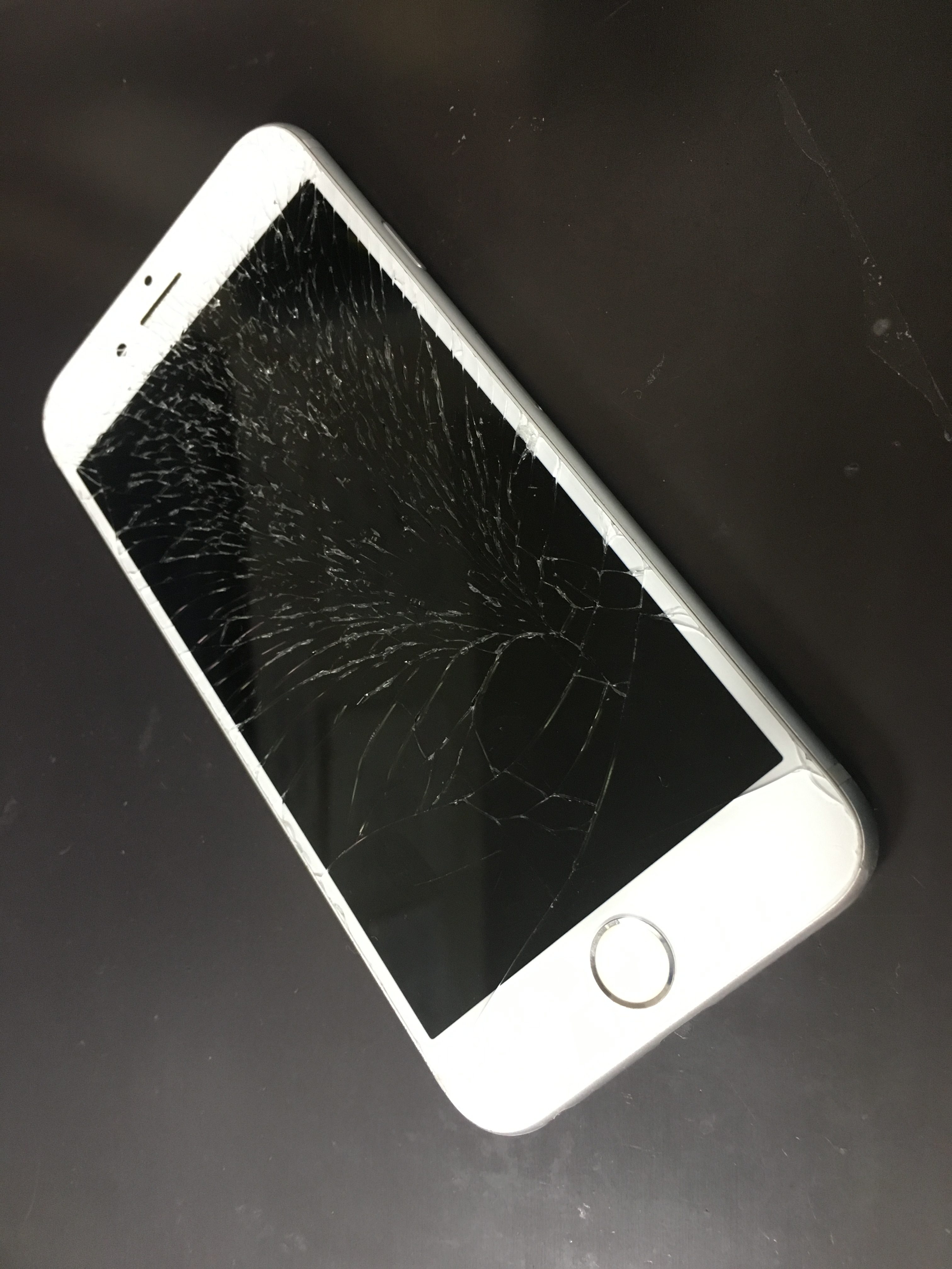 修理前：画面が割れてしまったiPhone6sのガラス＋液晶交換を即日修理いたしました！
