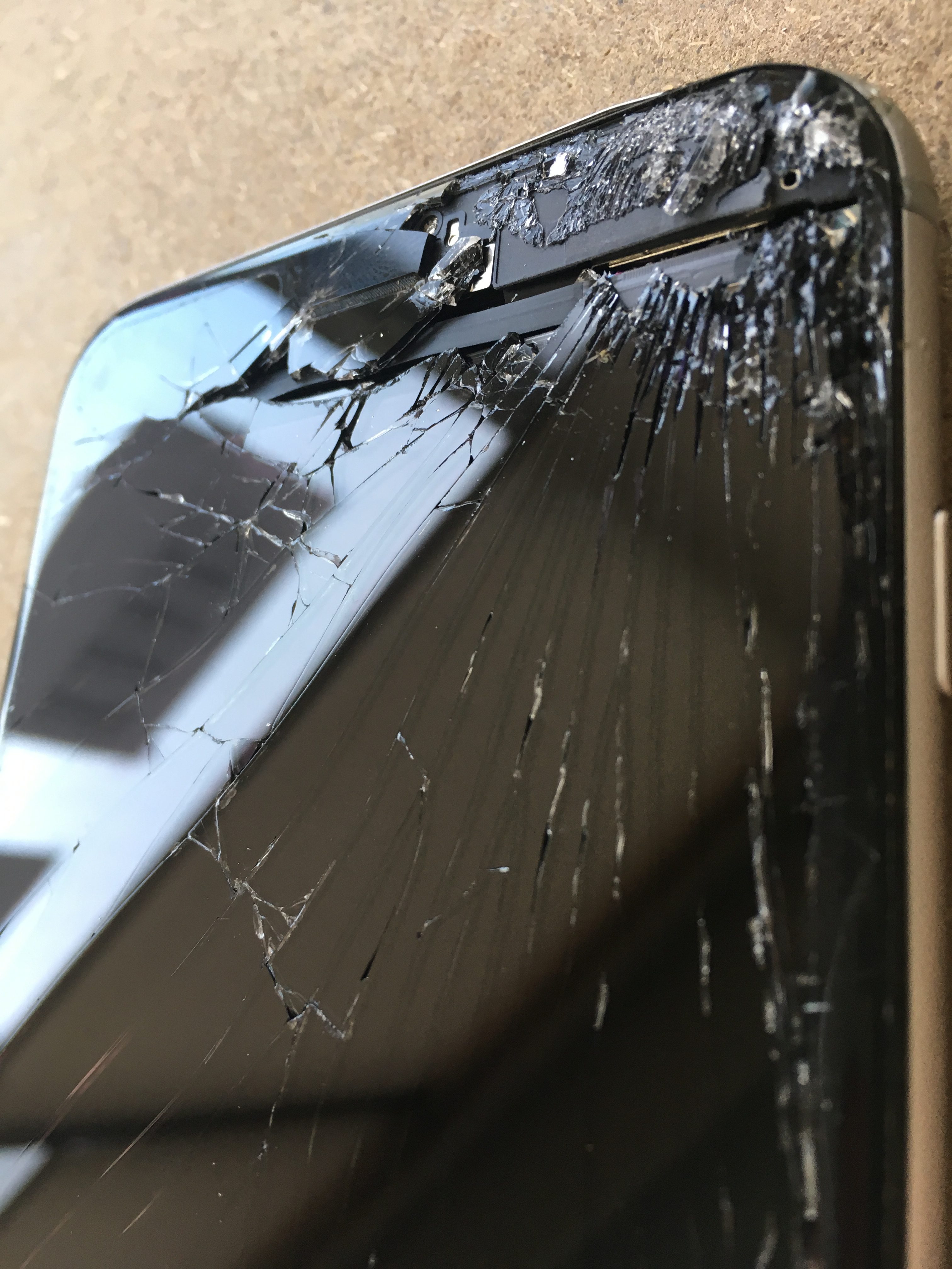 修理前：iPhone6sPlusのガラスが陥没してしまう程のダメージ