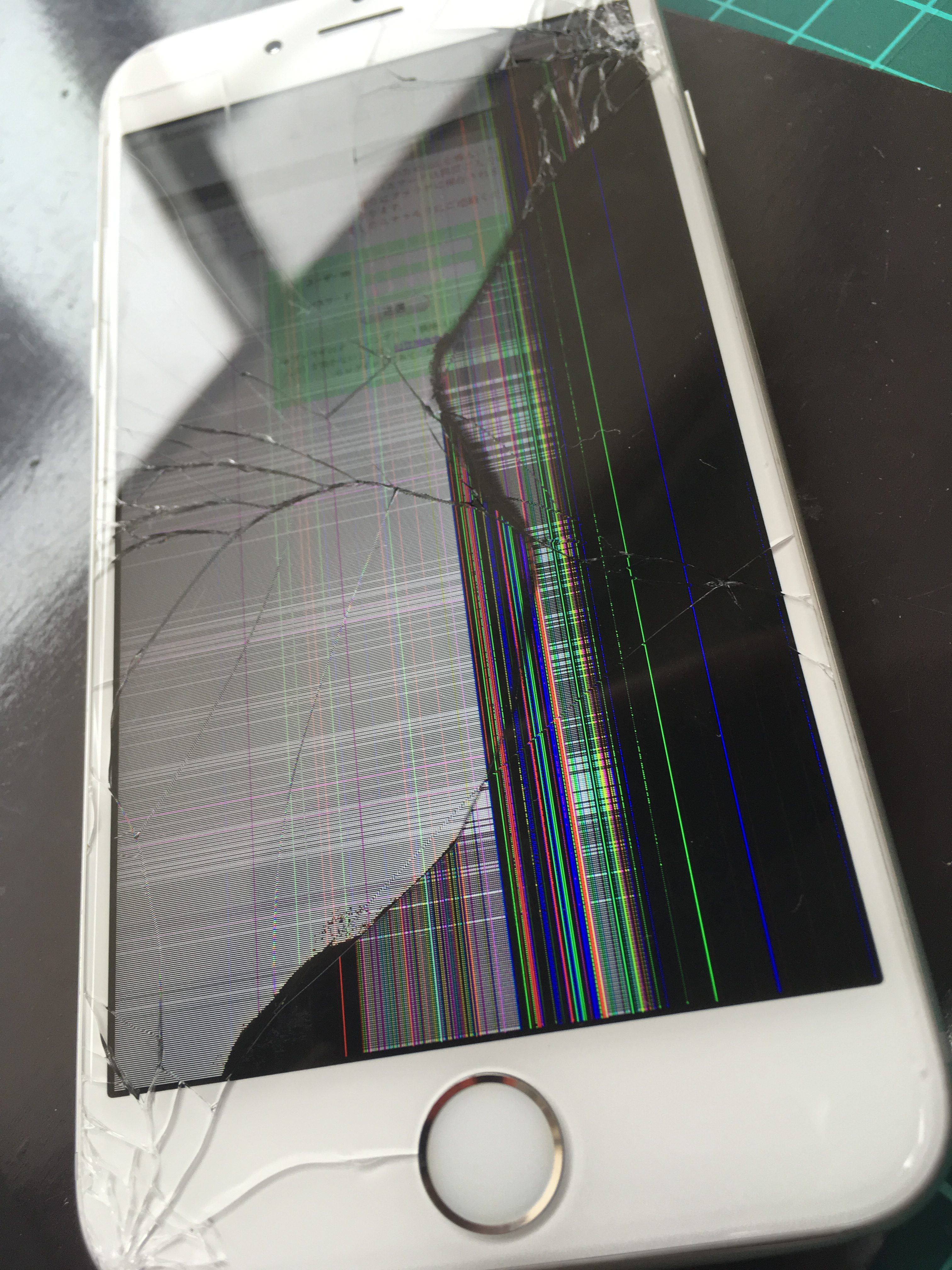 修理前：液晶漏れでタッチも出来なくなったiPhone6