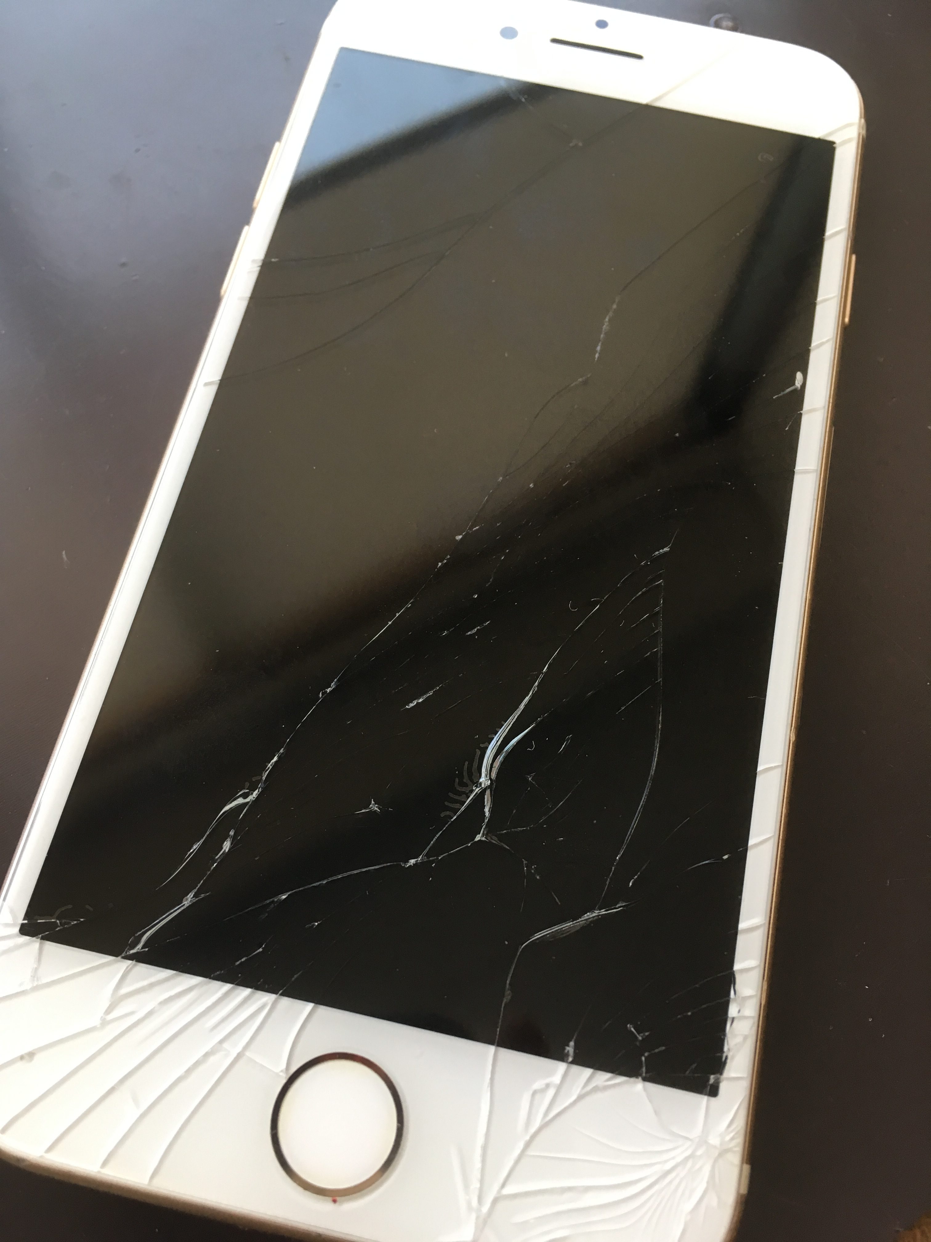 修理前：画面が真っ黒になってしまったiPhone7