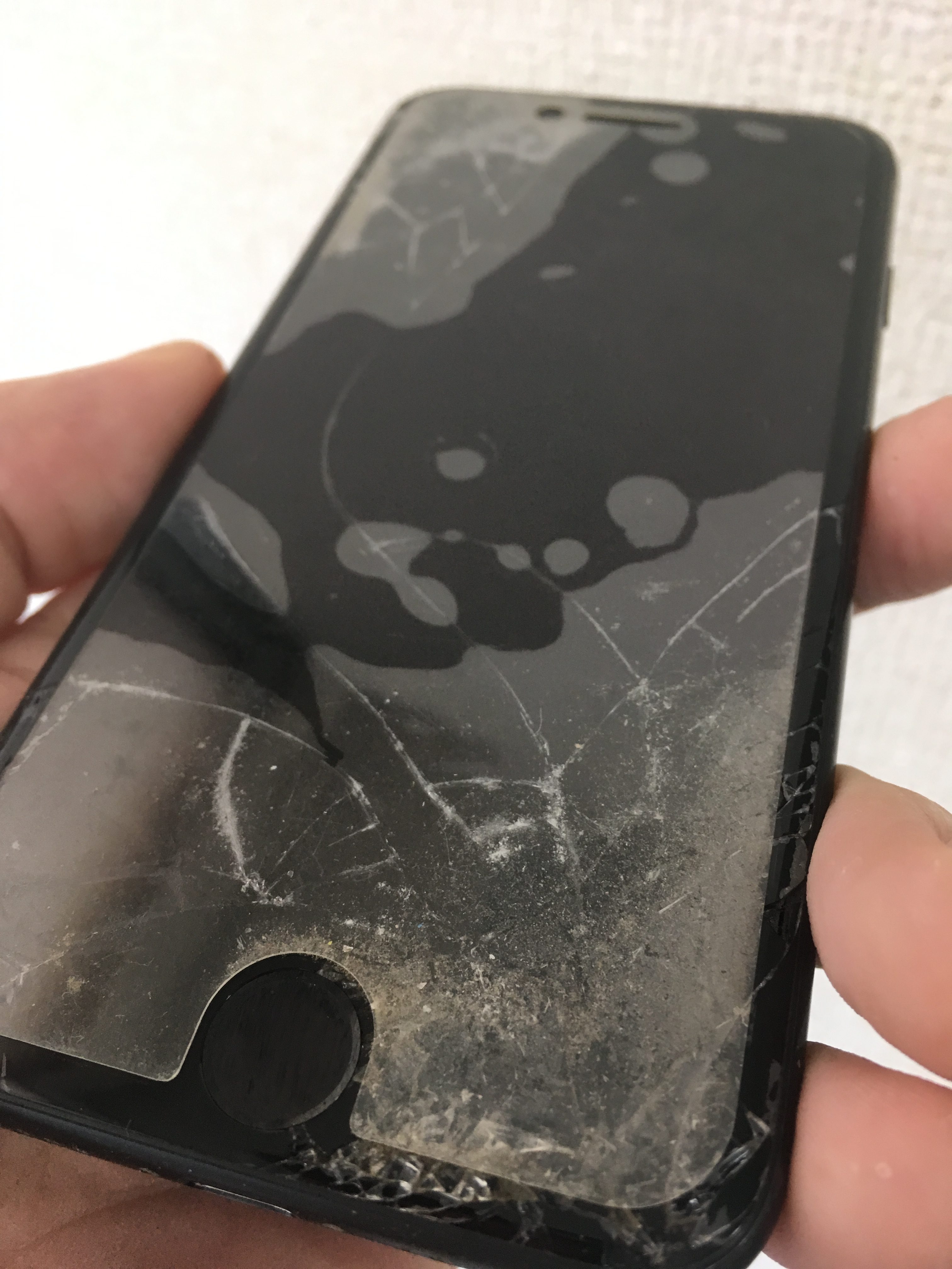 修理前：画面が割れてから1年以上たったiPhone7