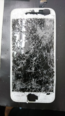 修理前：車にひかれてしまいガラスがバキバキになったiPhone6の画面交換をいたしました！