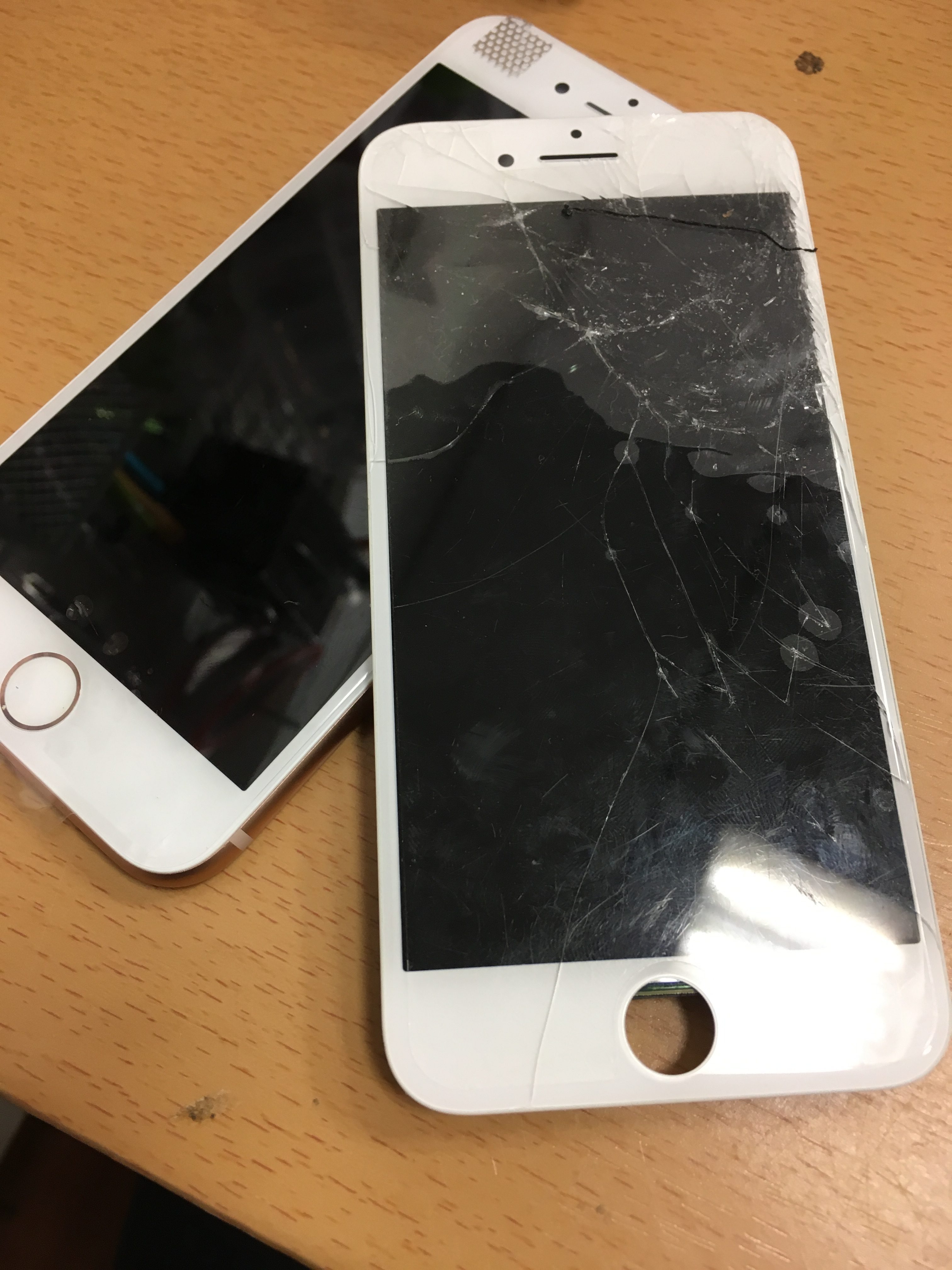 修理後：iPhone７の画面に大きな亀裂が、、、