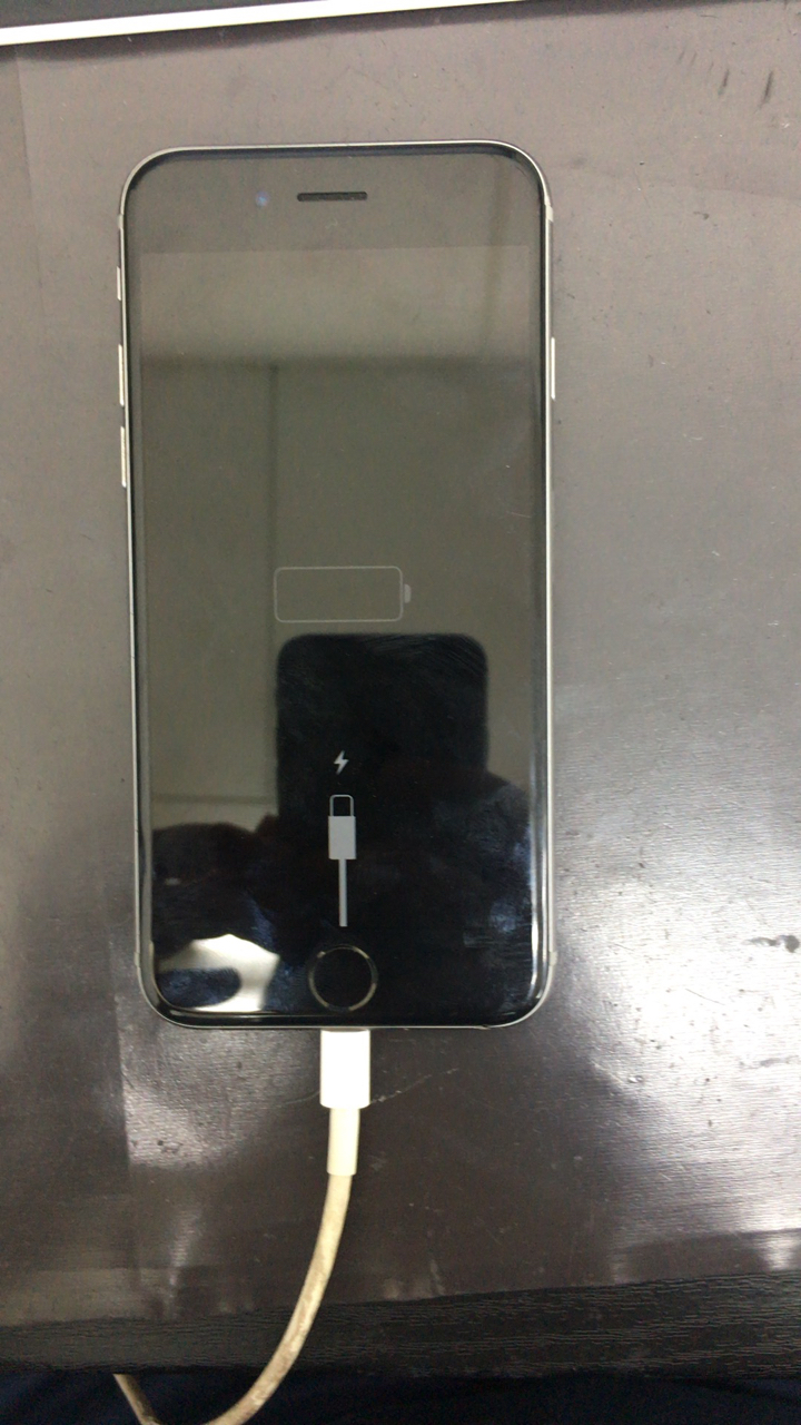 修理前：充電が反応しなくなったiPhone 5s