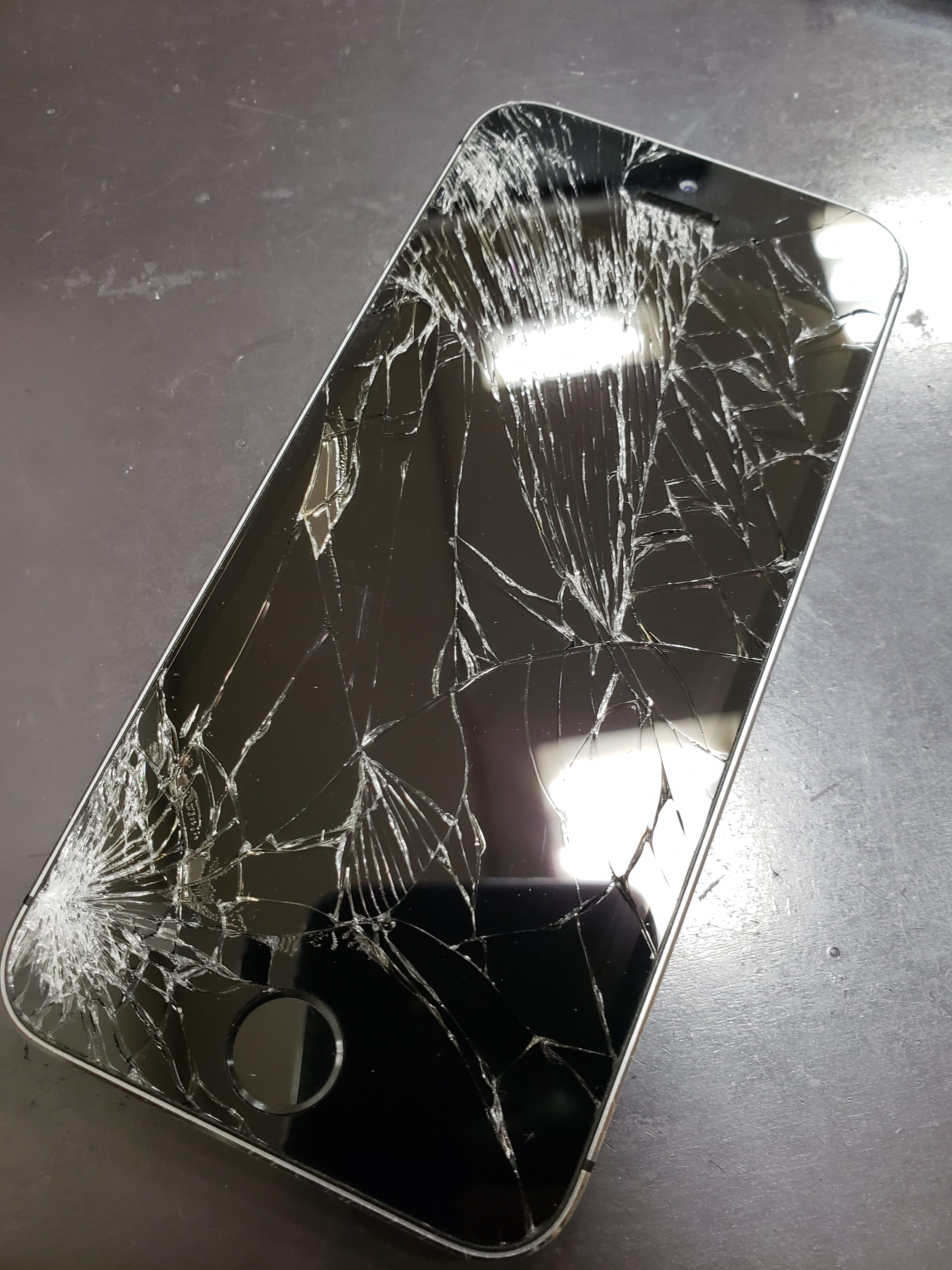 修理前：iPhone5sのガラス液晶交換修理！