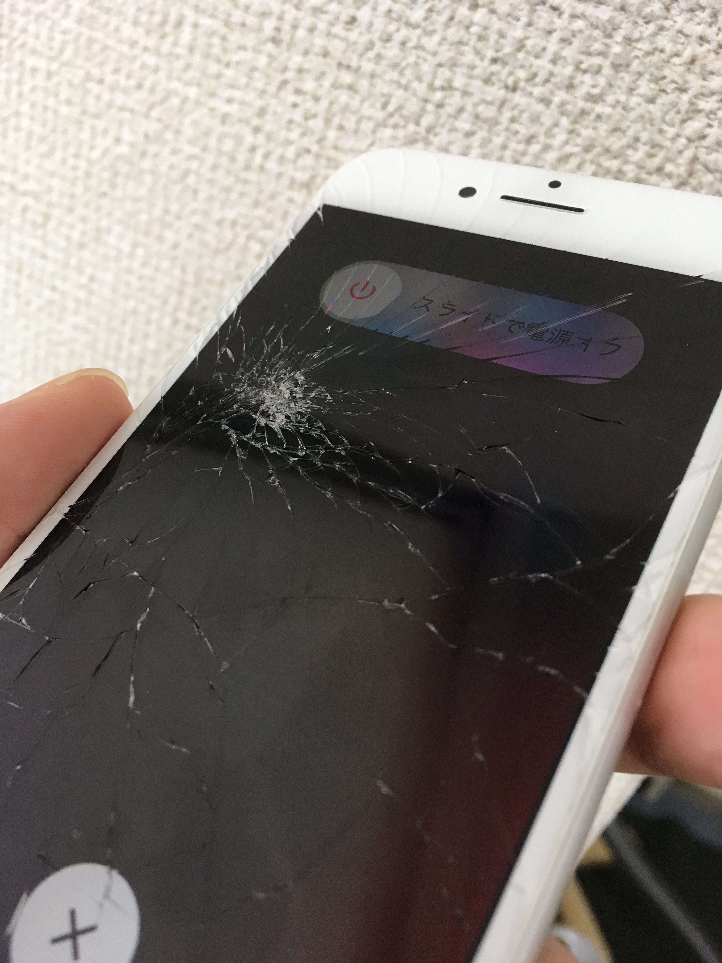 修理前：落下で画面のトラブルに・・・iPhone7