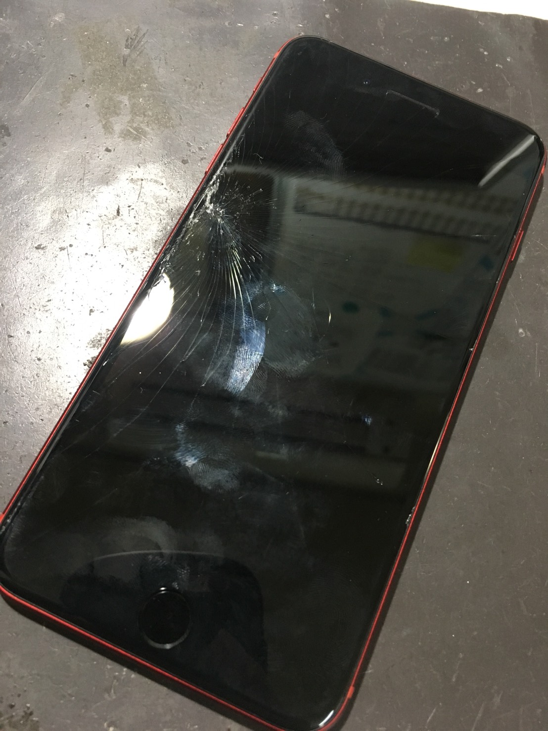 修理前：液晶が映らないiPhone８Plusの修理です