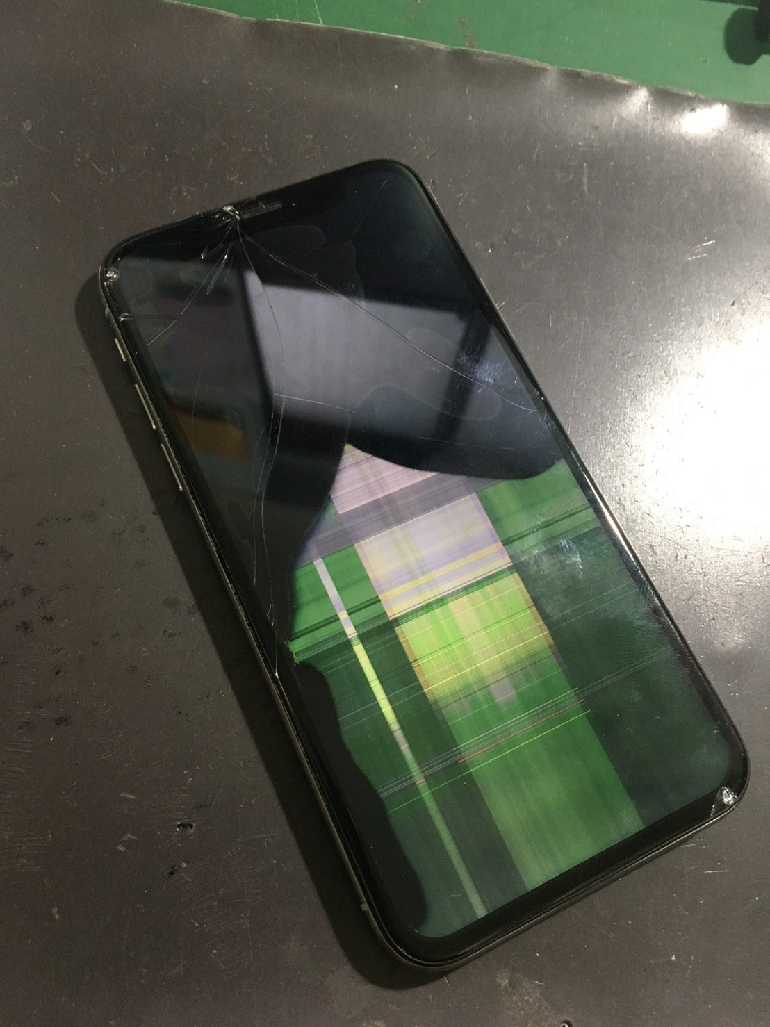 修理前：液晶が黒くなってしまったiPhoneXの修理です。