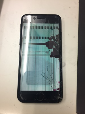 修理前：iphone6を踏んでしまいガラスが割れてしまって液晶もダメになってしまった
