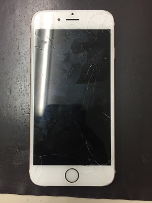 修理前：ガラスが割れて液晶も映らなくなってしまったiPhone6Sの画面交換をして直りました！