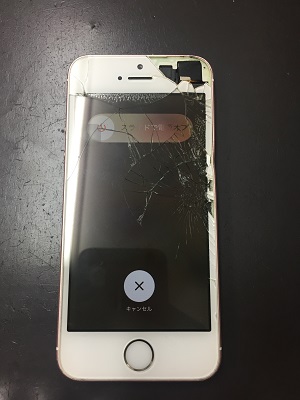 修理前：iphoneSEのガラスが割れてしまい剥がれてもいた画面交換をさせていただきました