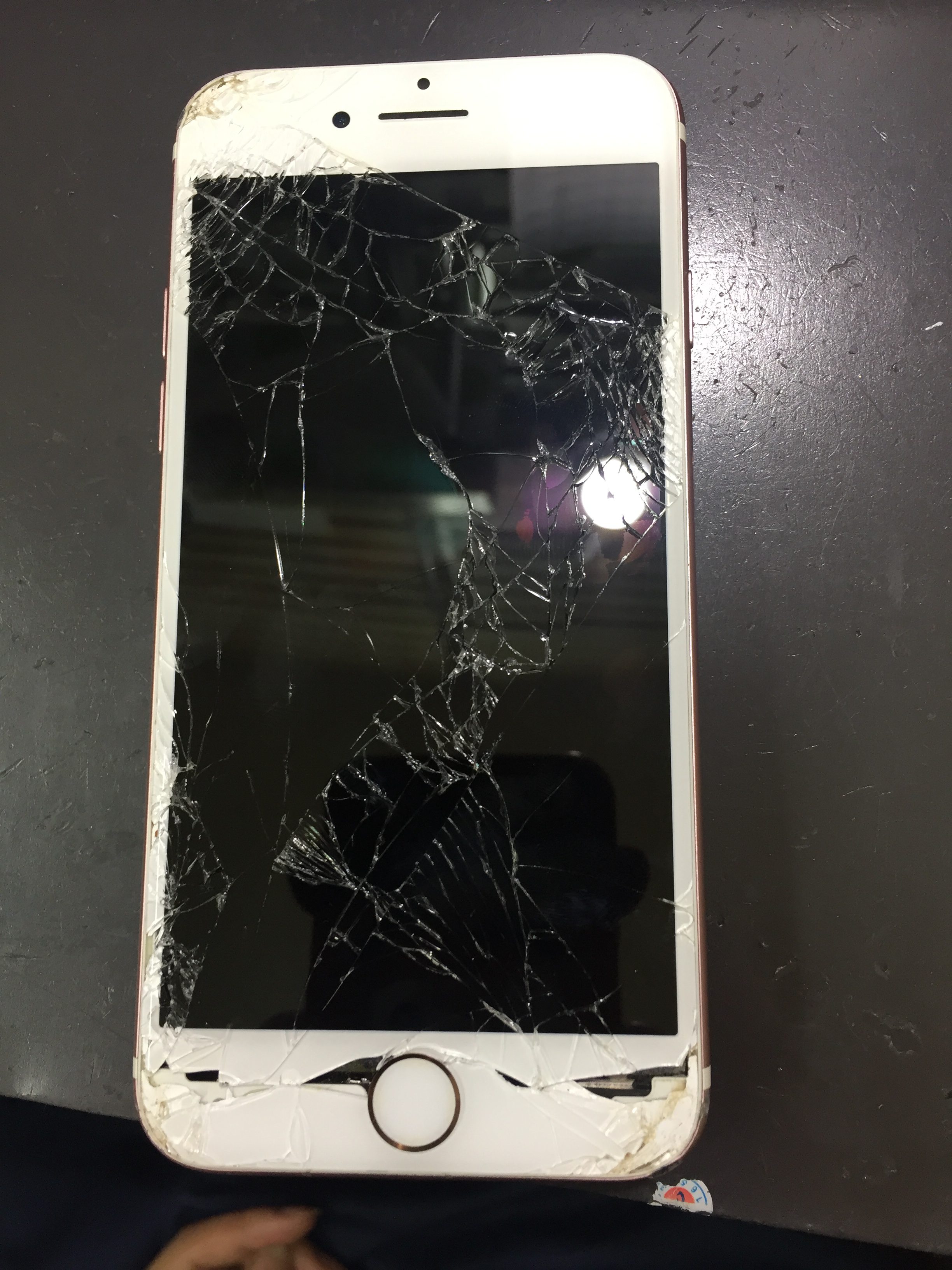修理前：大きく破損したiPhone 6sのガラス液晶交換