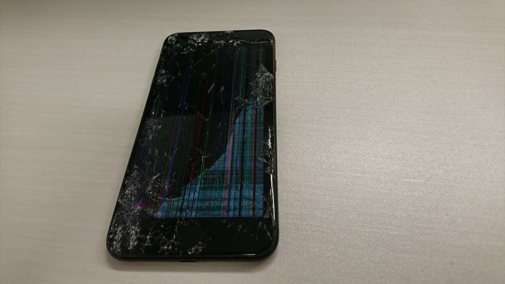 修理前：ガラスと液晶が破損してしまったiPhone（アイフォン）7の修理