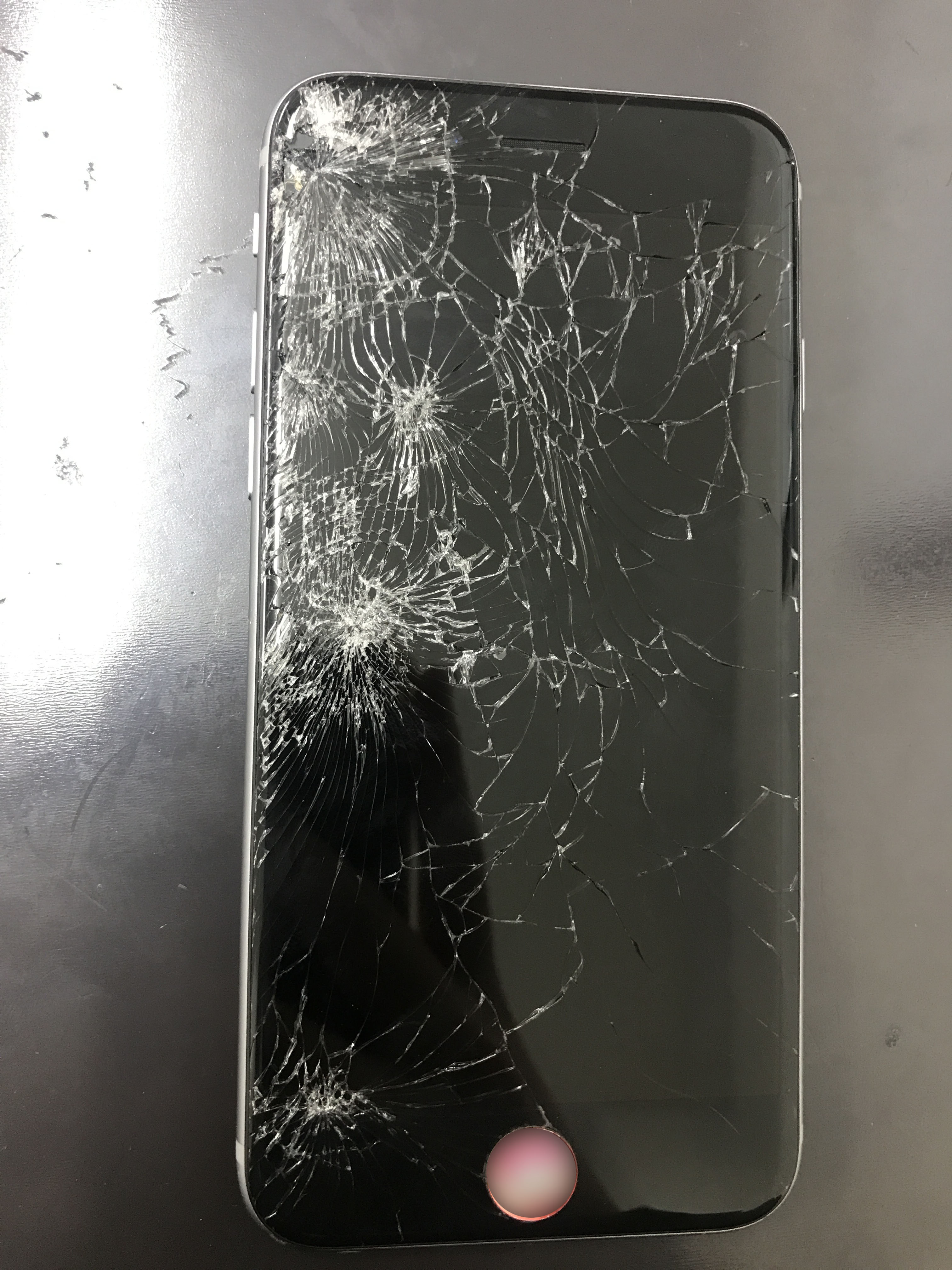 修理前：画面破損してしまったiPhone 6