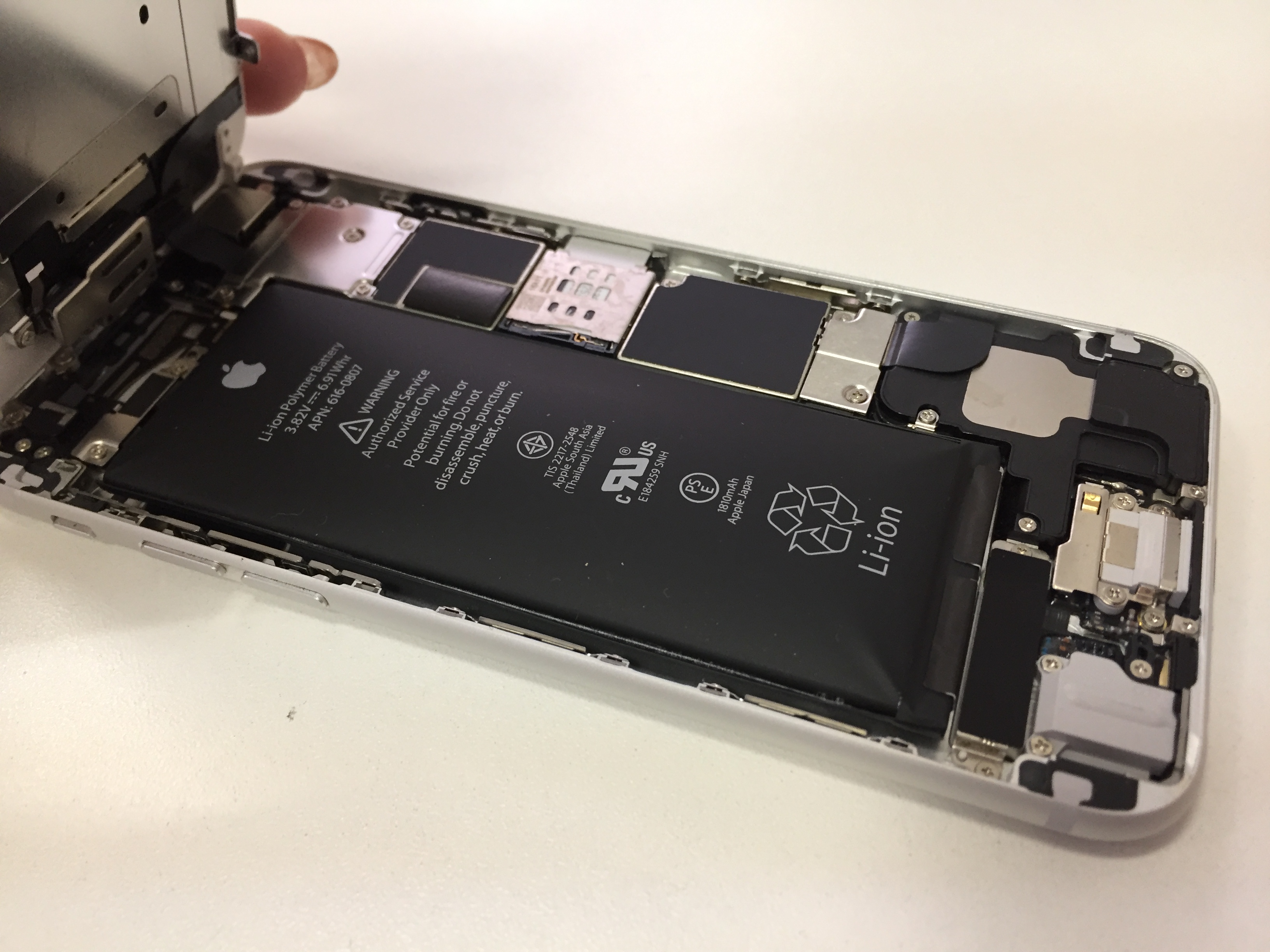 修理前：バッテリーが膨張したiPhone7