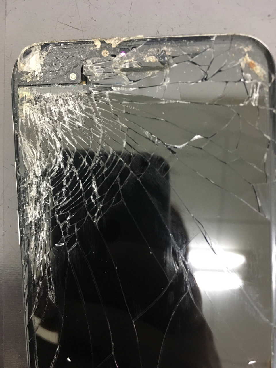 修理前：自転車から落としてしまったiPhone 6sのガラス液晶交換