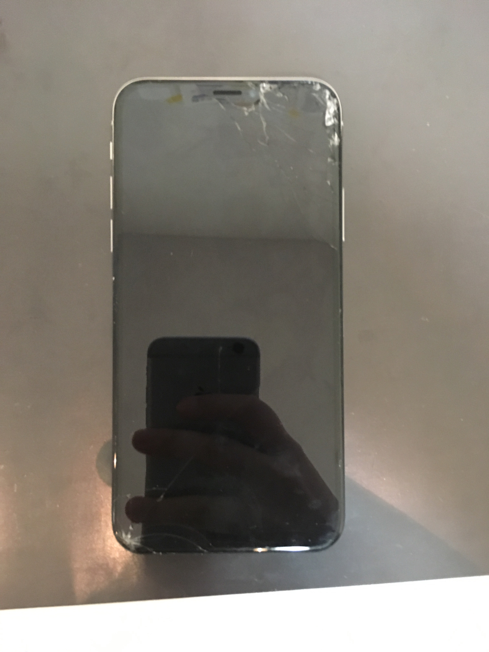 修理前：コンクリートの上に落とし液晶破損したiPhone X