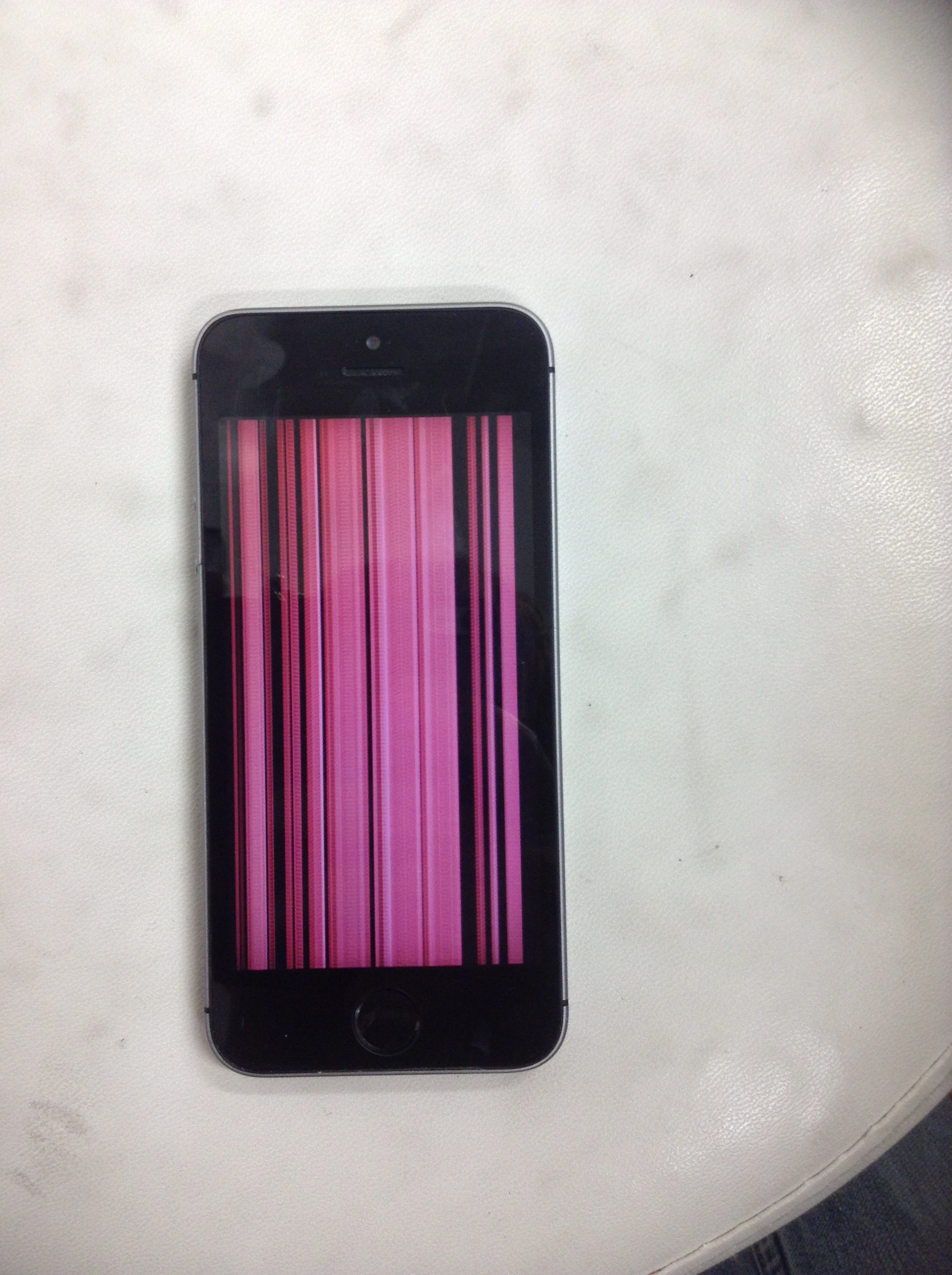 修理前：iPhoneSE液晶が故障してしまった！？
