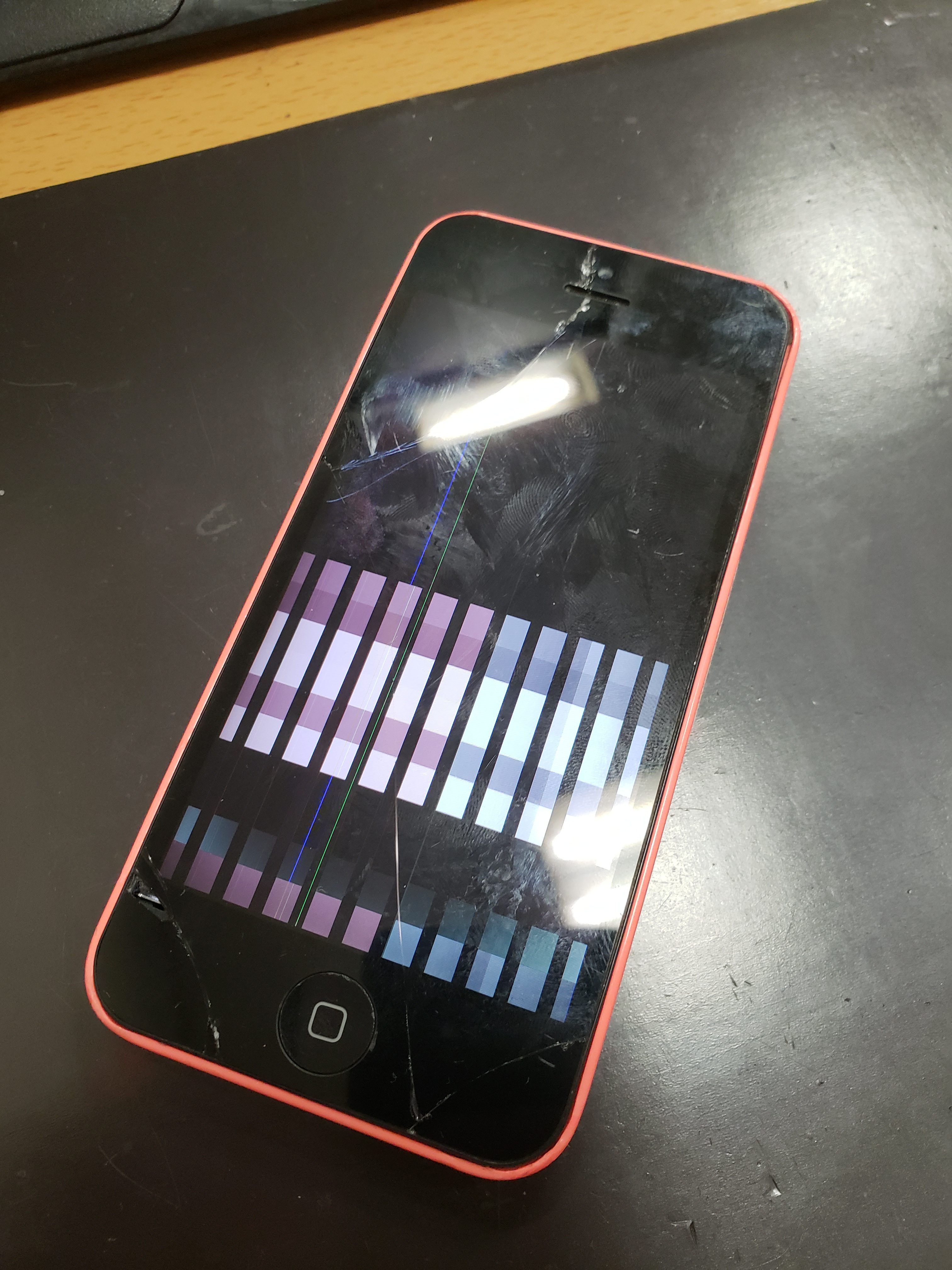 修理前：液晶破損のiPhone５Cも即日改善！