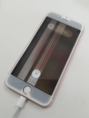 修理前：液晶に線が出てしまったiPhone6s…修理をお考えでしたらお任せを！