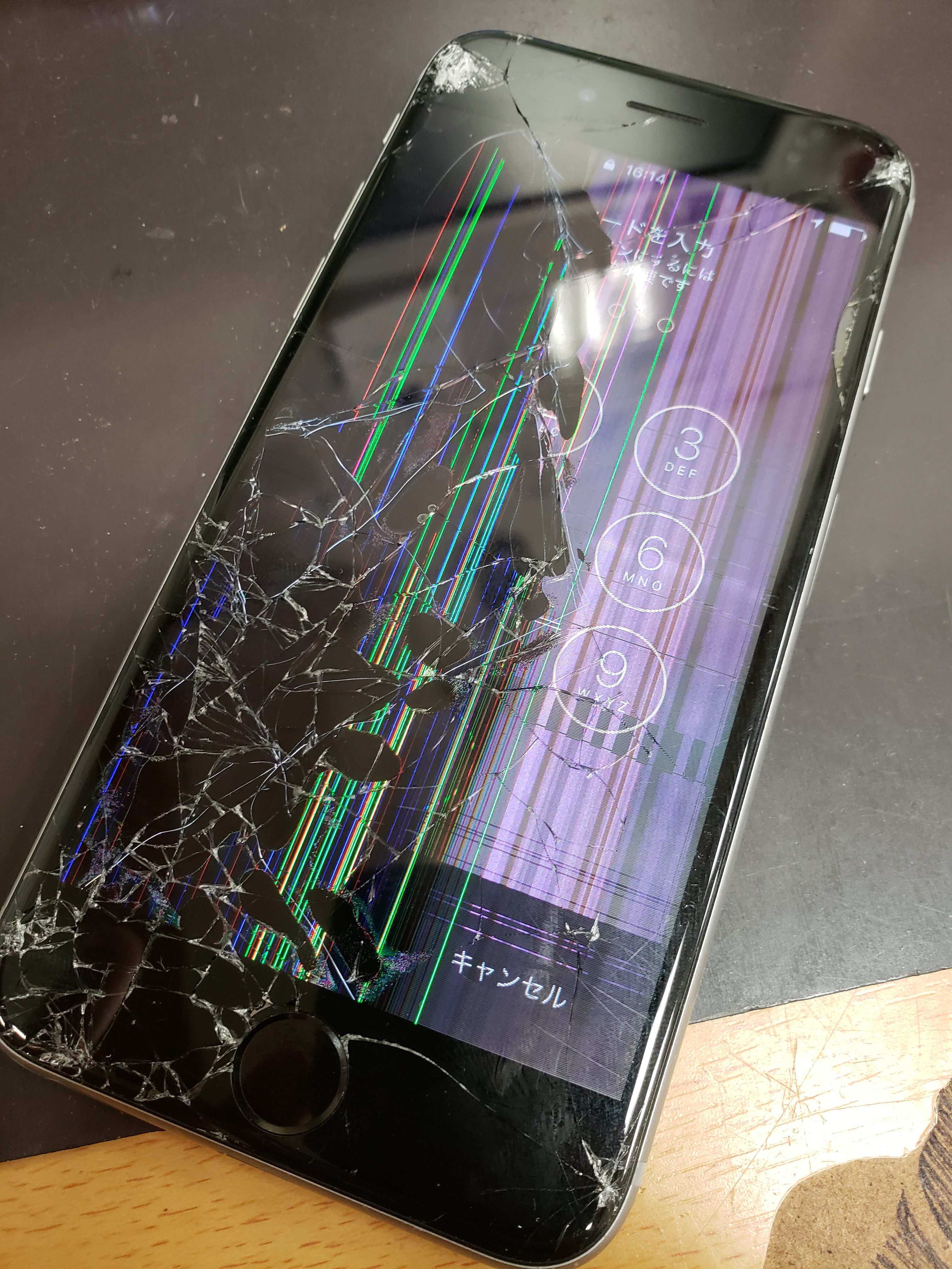 修理前：iPhone６sの画面割れ、液晶漏れの修理ー！