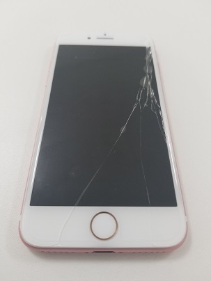 修理前：『iPhone7』地面に落として割ってしまってもご安心ください！