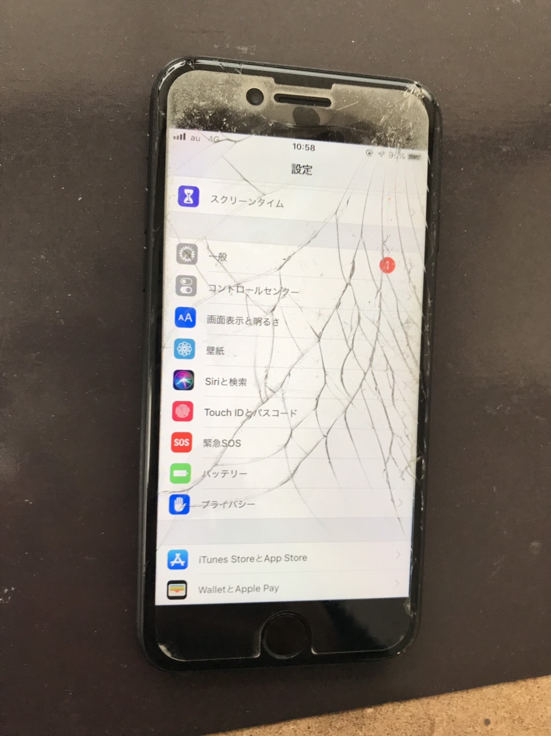 修理前：割れてしまったiPhone７の修理時間３０分ほど！